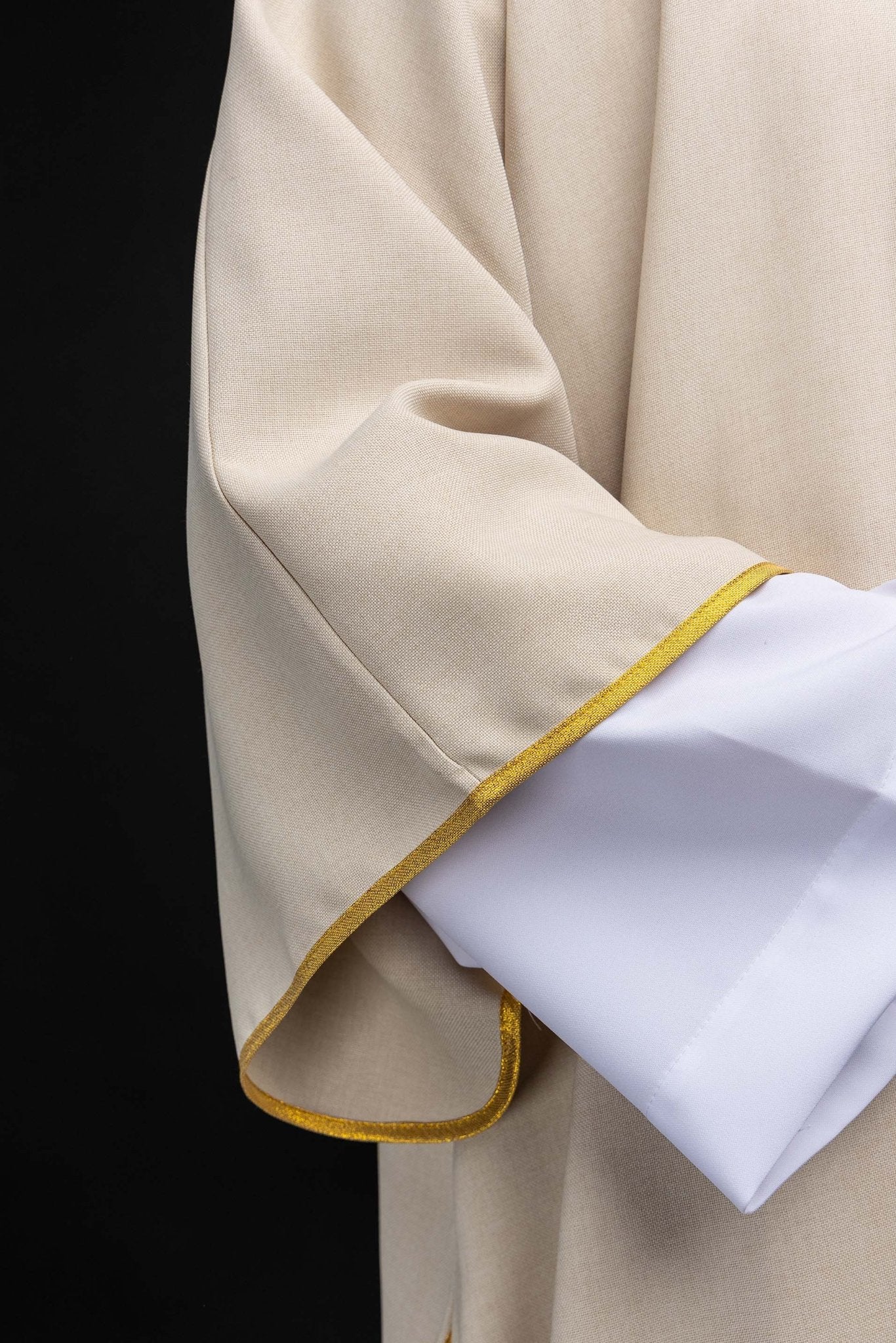 Ivory dalmatic with decorated gold collar and cross embroidery S-1070-05-70-D DALMATYK - CHASUBLES.COM