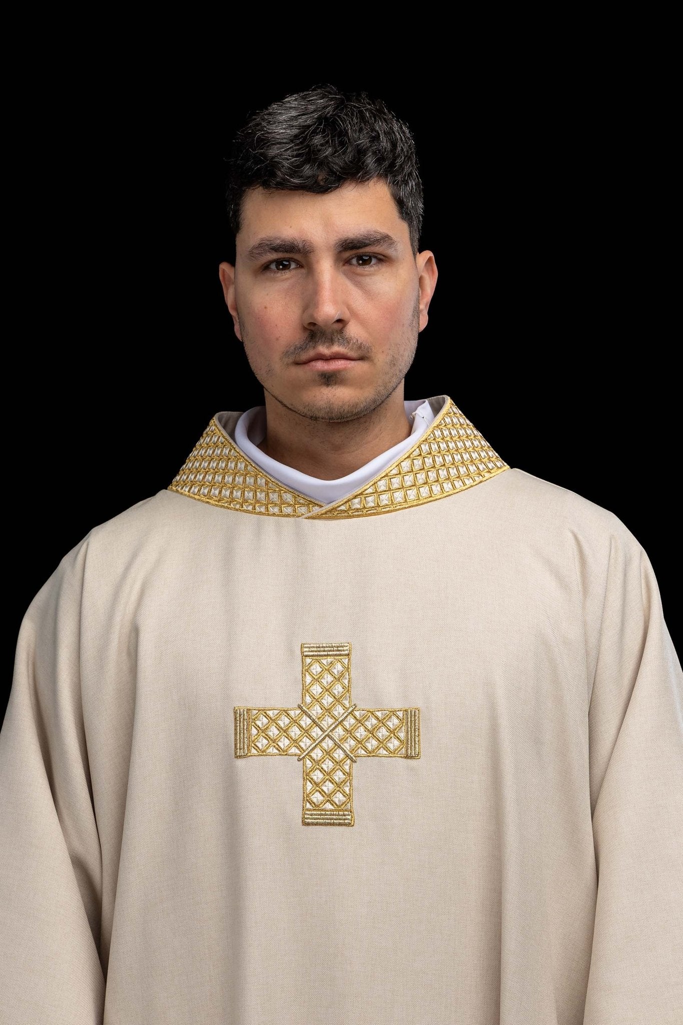 Ivory dalmatic with decorated gold collar and cross embroidery S-1070-05-70-D DALMATYK - CHASUBLES.COM