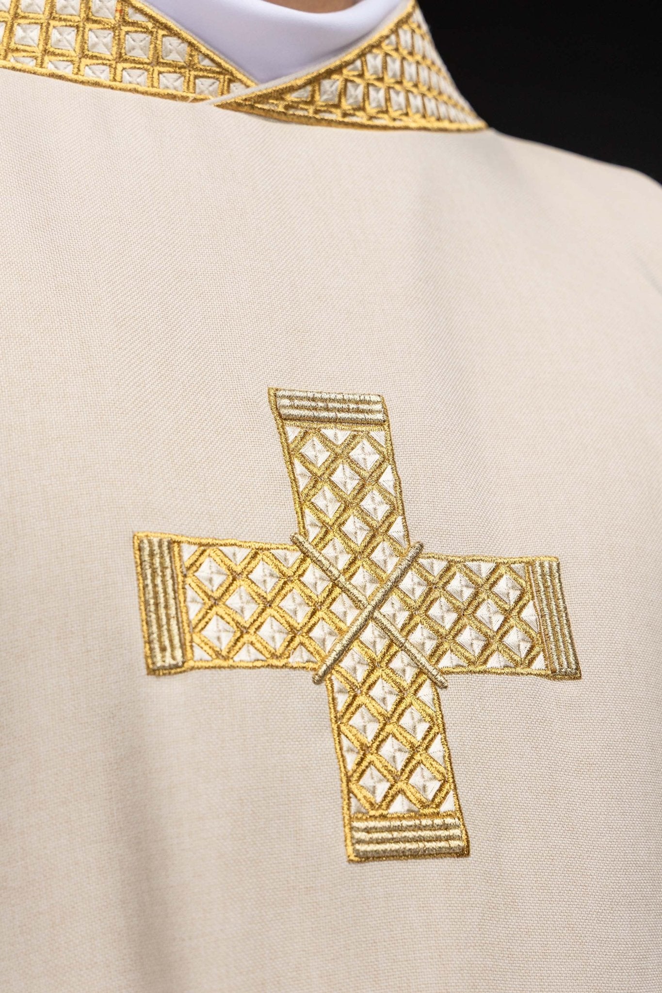 Ivory dalmatic with decorated gold collar and cross embroidery S-1070-05-70-D DALMATYK - CHASUBLES.COM