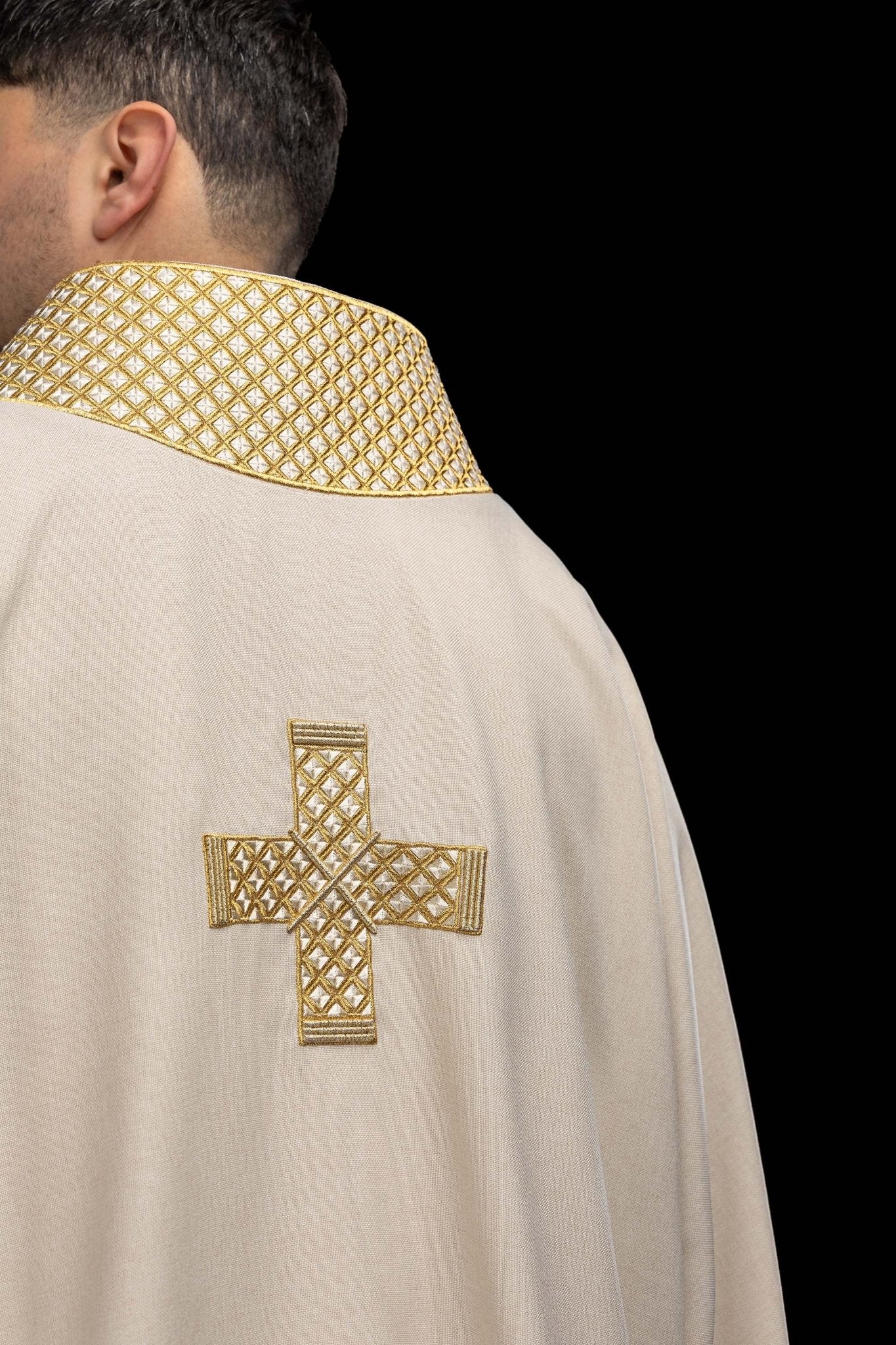Ivory dalmatic with decorated gold collar and cross embroidery S-1070-05-70-D DALMATYK - CHASUBLES.COM