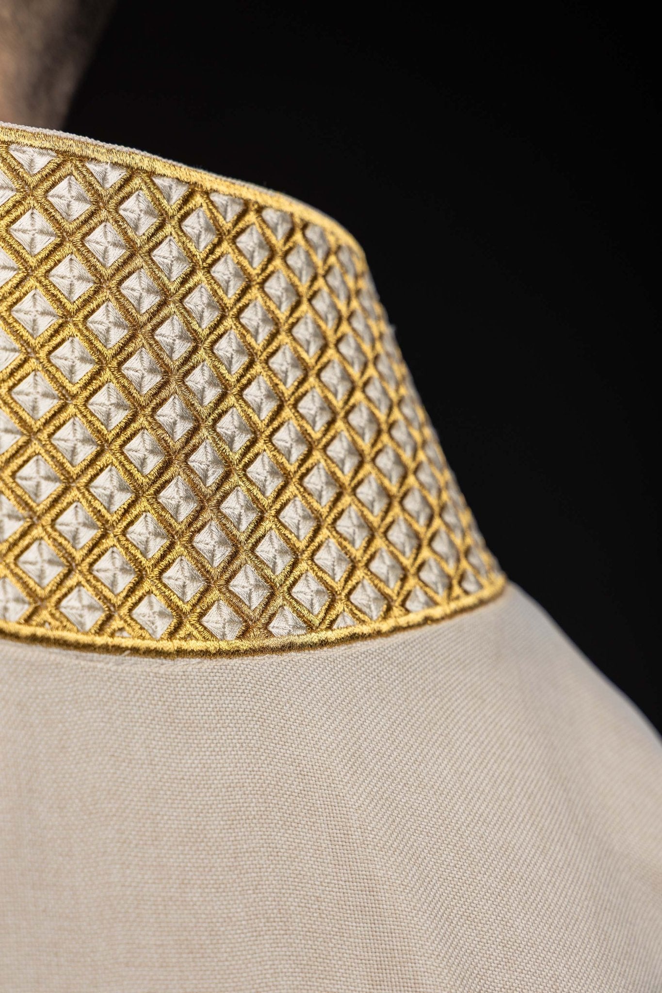 Ivory dalmatic with decorated gold collar and cross embroidery S-1070-05-70-D DALMATYK - CHASUBLES.COM