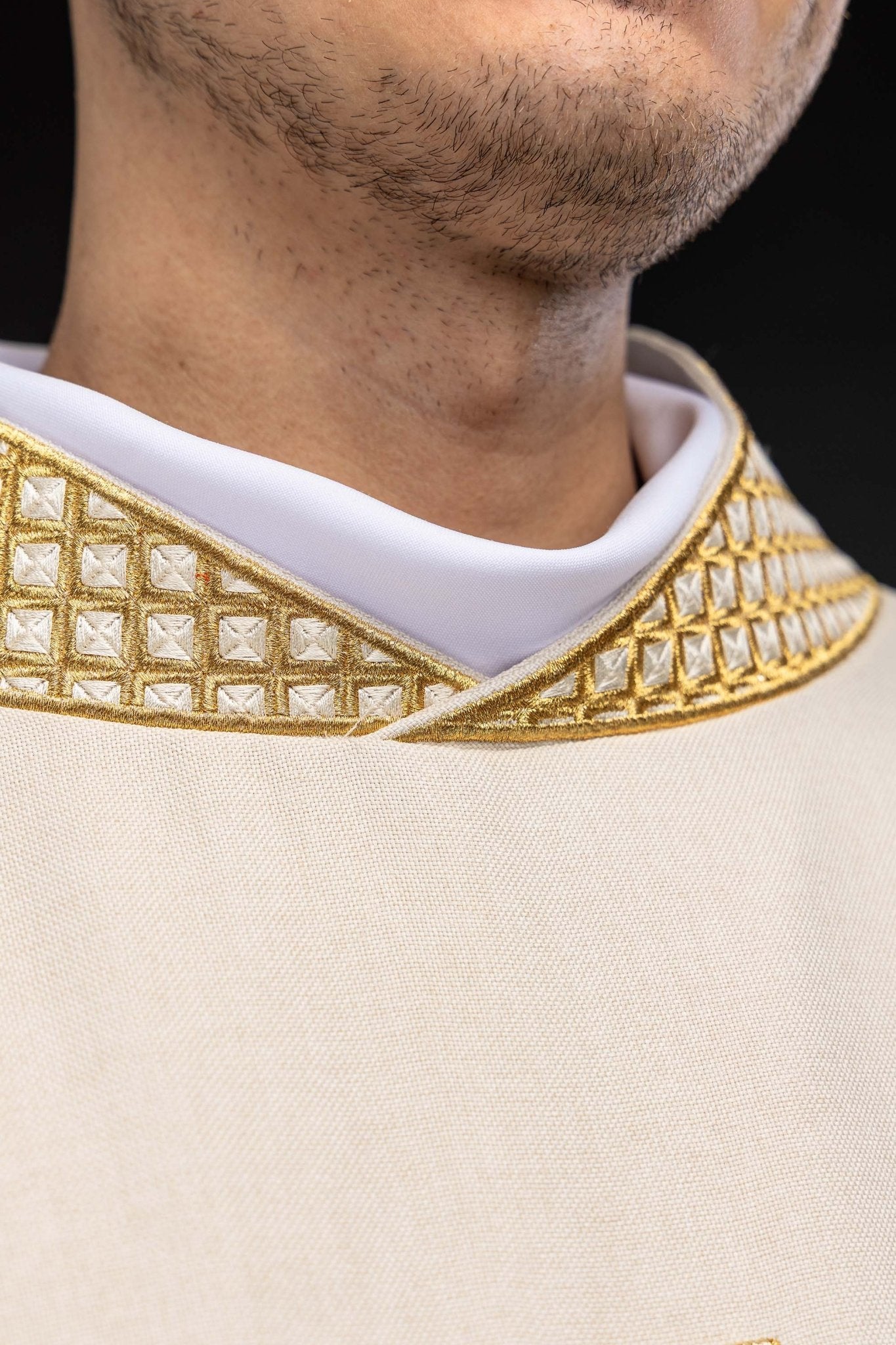 Ivory dalmatic with decorated gold collar and cross embroidery S-1070-05-70-D DALMATYK - CHASUBLES.COM