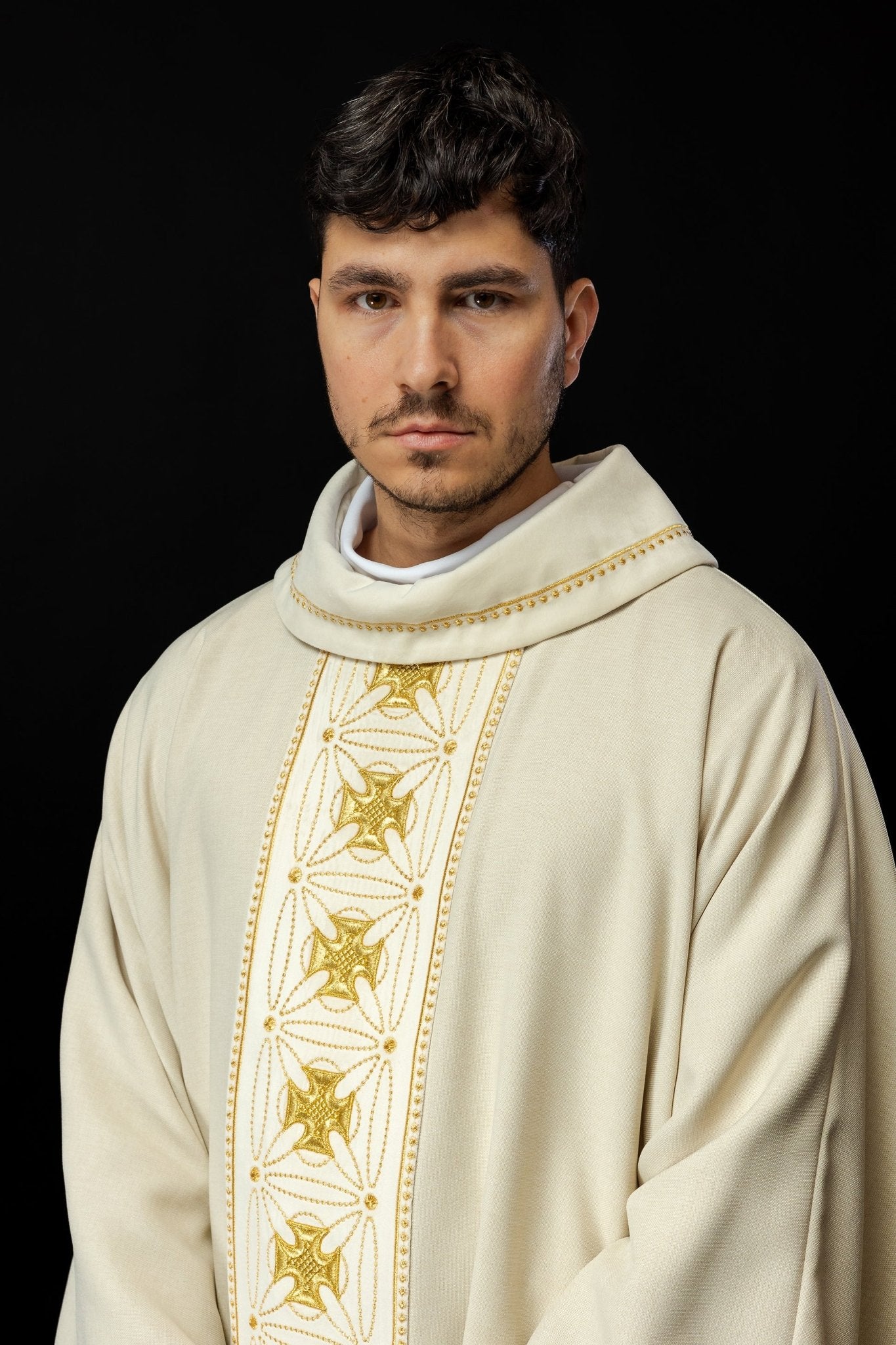 Ivory priest chasuble made of natural texture with embroidered collar S - 7071 - 05 - 70 - HAFTINAUSA.COM
