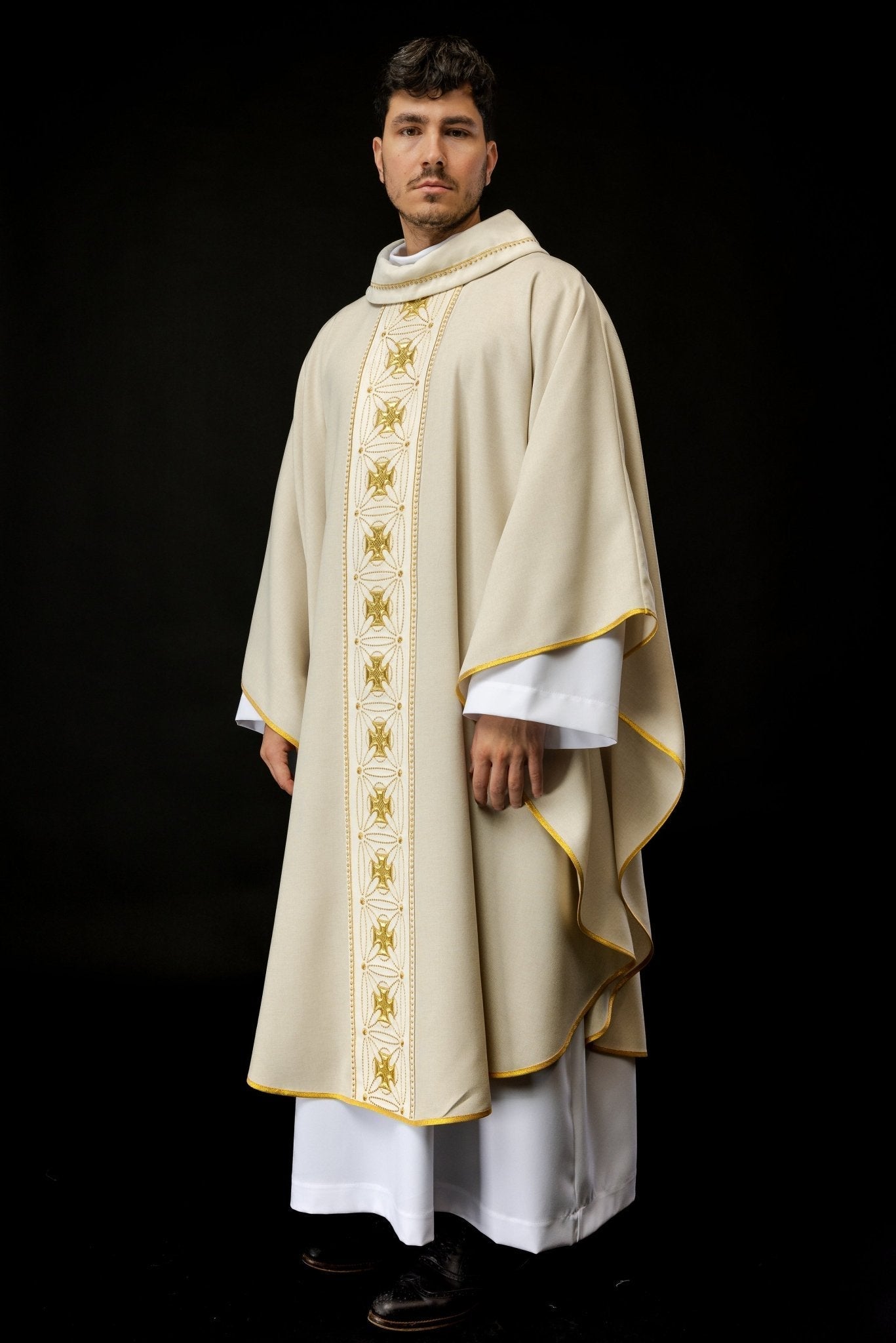 Ivory priest chasuble made of natural texture with embroidered collar S - 7071 - 05 - 70 - HAFTINAUSA.COM