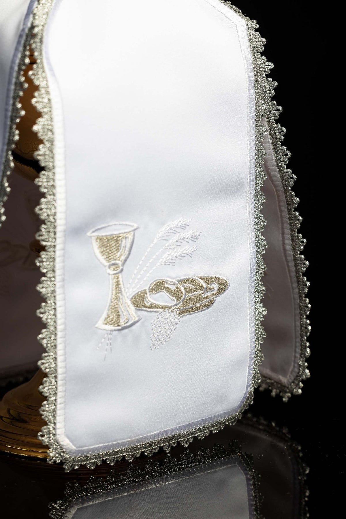 Front detail of the ciborium veil with chalice, host, wheat and silver scalloped trim
