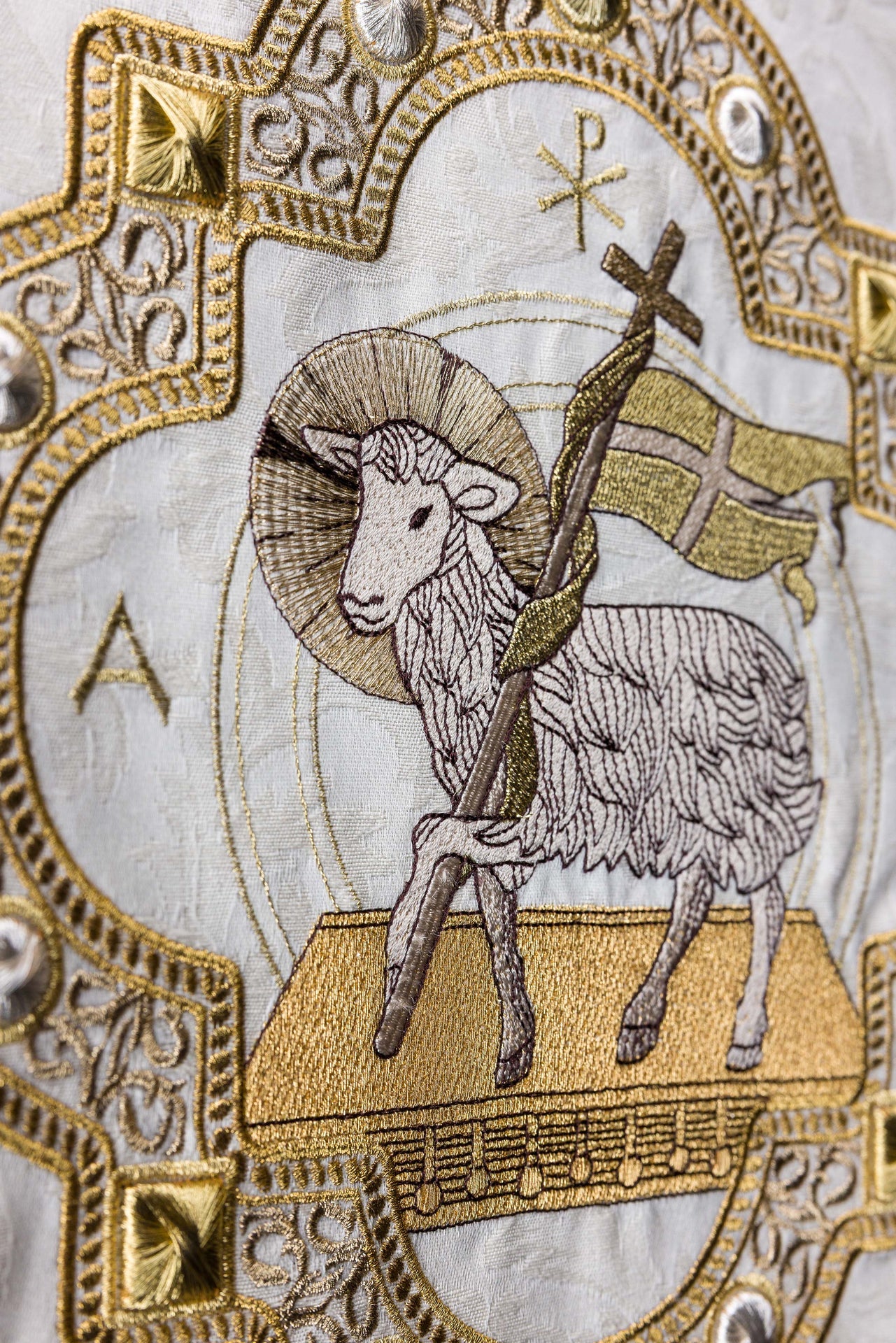 Lectern cloth with embroidered Lamb jacquard fabric ecru S-8072-05-88 55*250 - CHASUBLES.COM