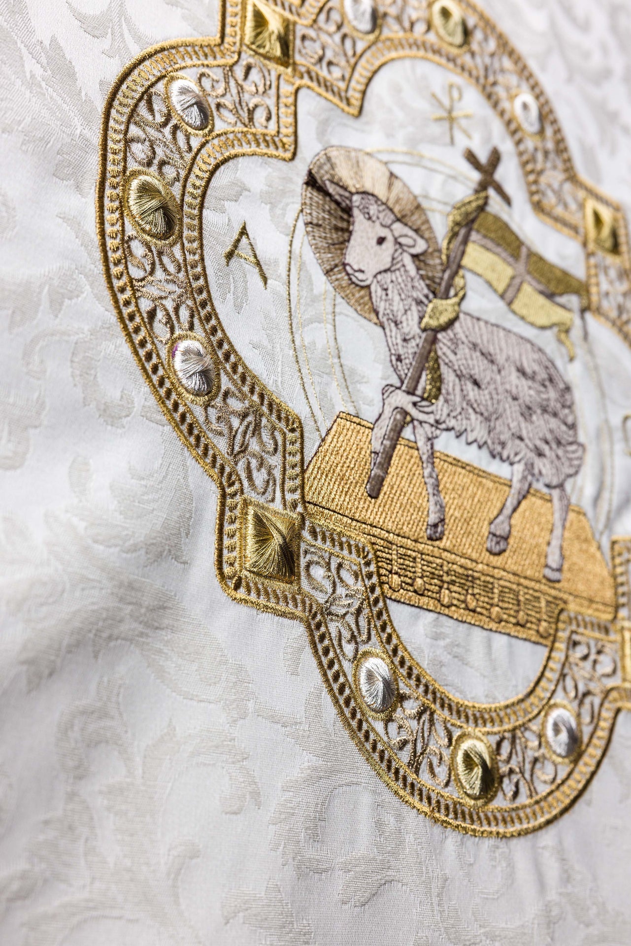 Lectern cloth with embroidered Lamb jacquard fabric ecru S-8072-05-88 55*250 - CHASUBLES.COM