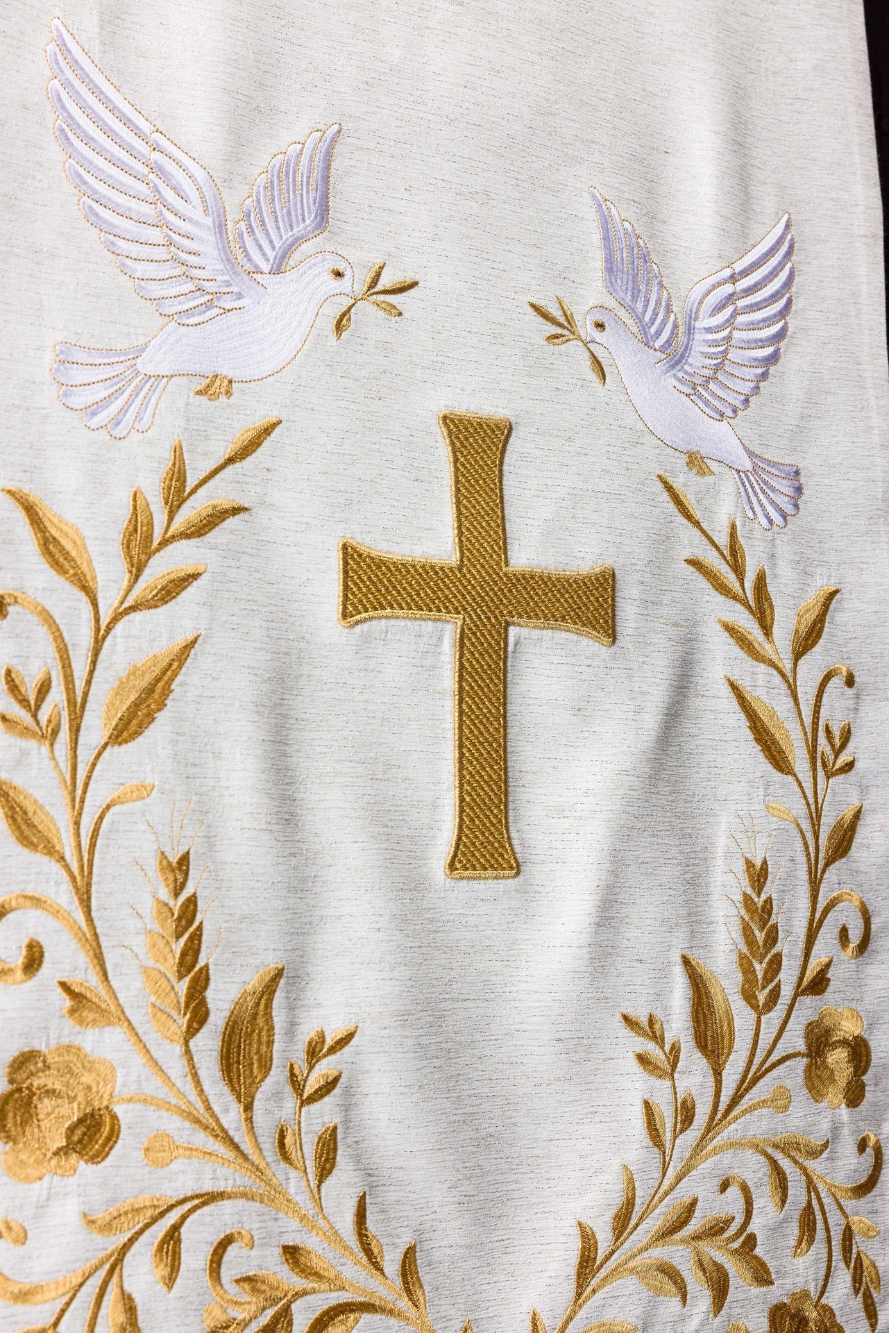 Lectern cloth with embroidery of the cross and doves in ecru LE/8049/05 55*250 - CHASUBLES.COM