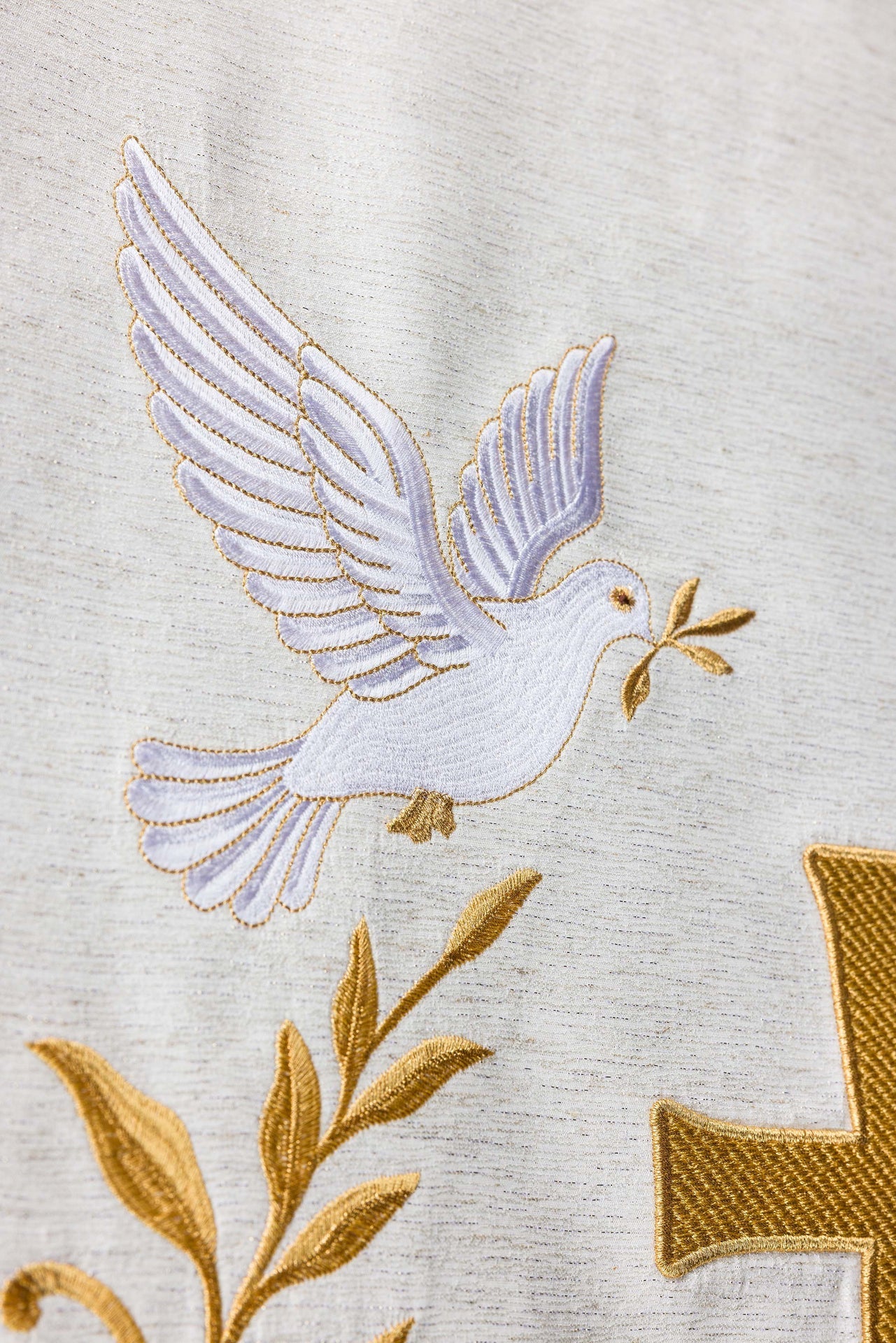 Lectern cloth with embroidery of the cross and doves in ecru LE/8049/05 55*250 - CHASUBLES.COM