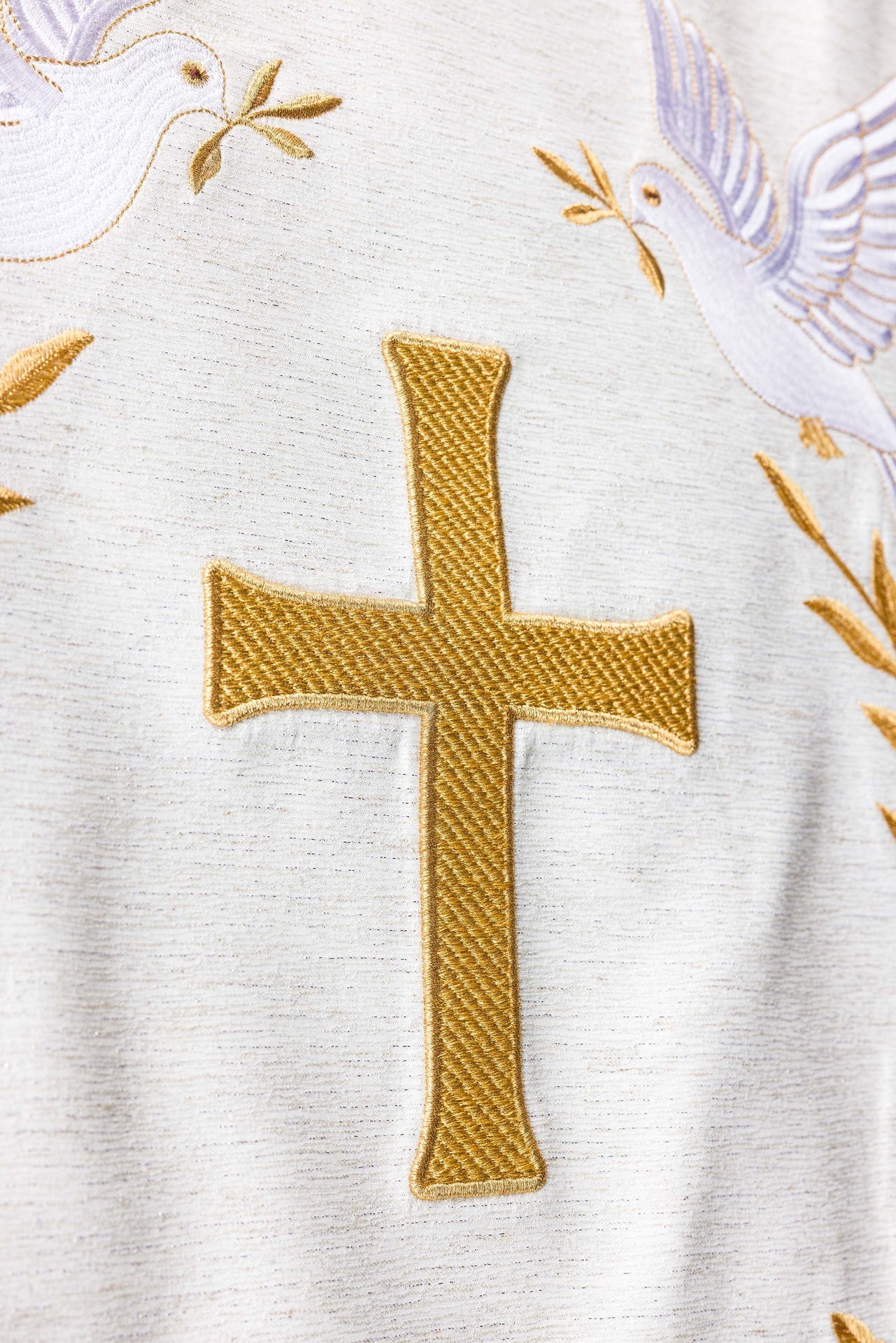 Lectern cloth with embroidery of the cross and doves in ecru LE/8049/05 55*250 - CHASUBLES.COM