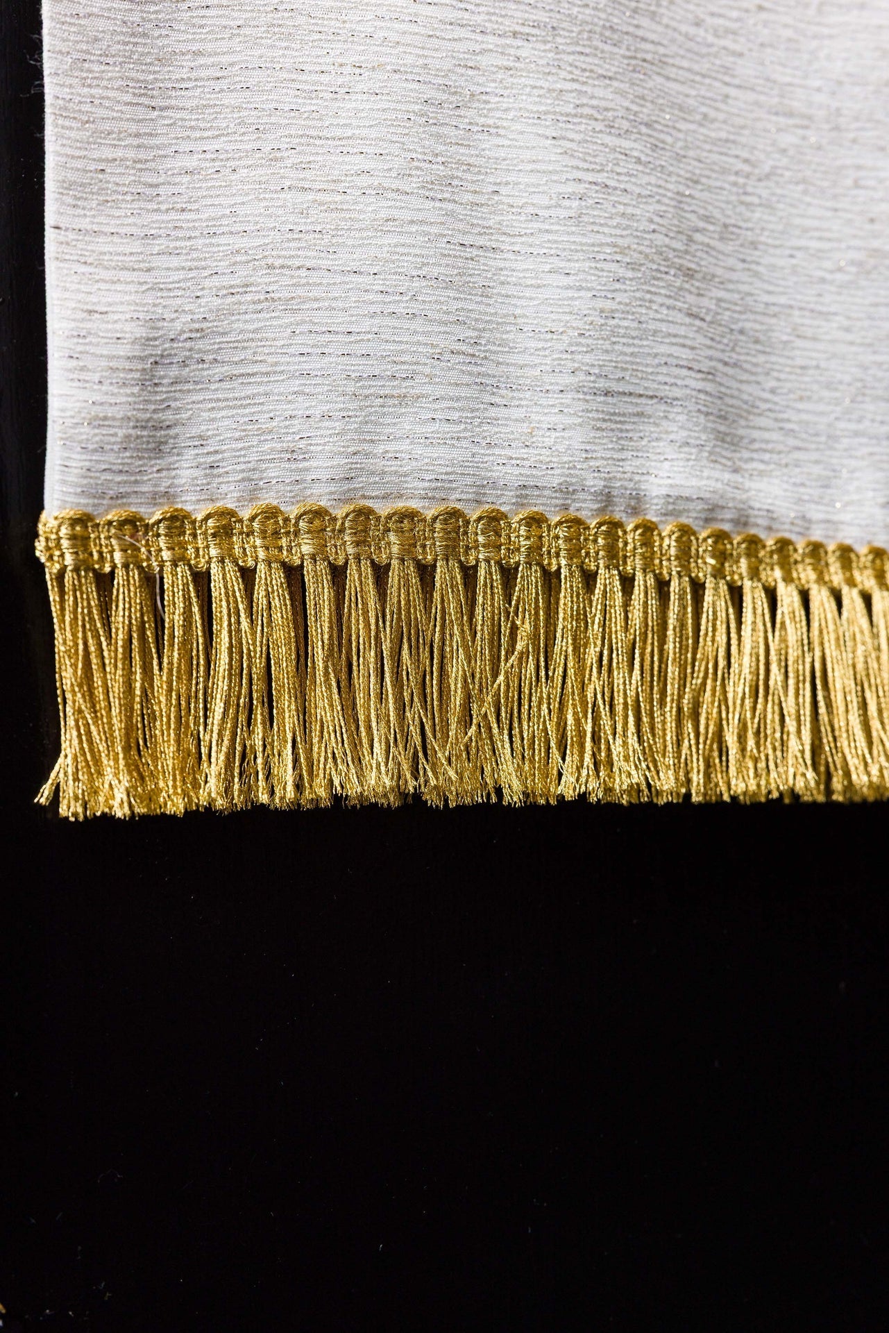 Lectern cloth with embroidery of the cross and doves in ecru LE/8049/05 55*250 - CHASUBLES.COM