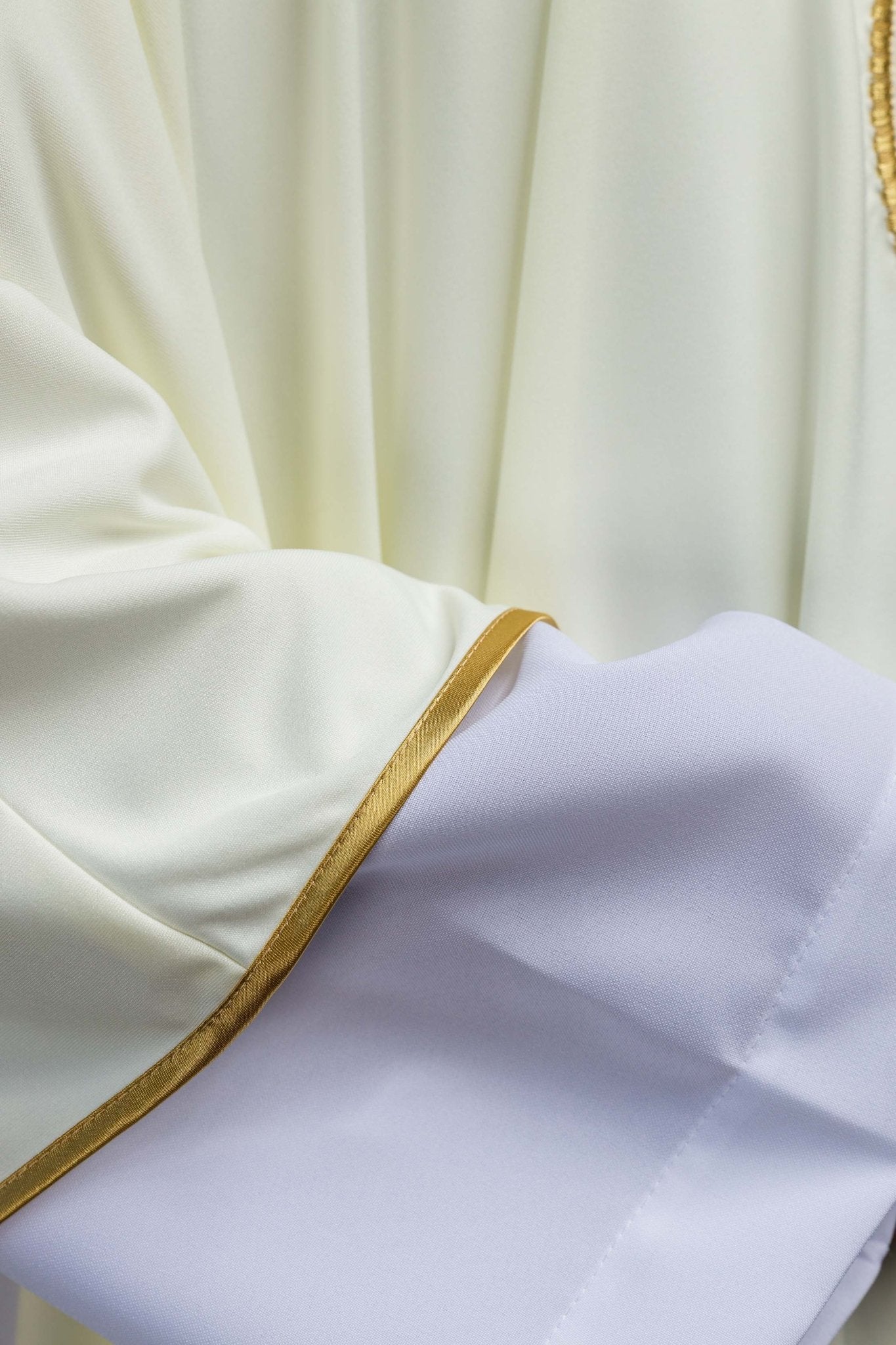 Lightweight ivory chasuble with IHS made from SACROLITE KOR/388/05/78 - CHASUBLES.COM