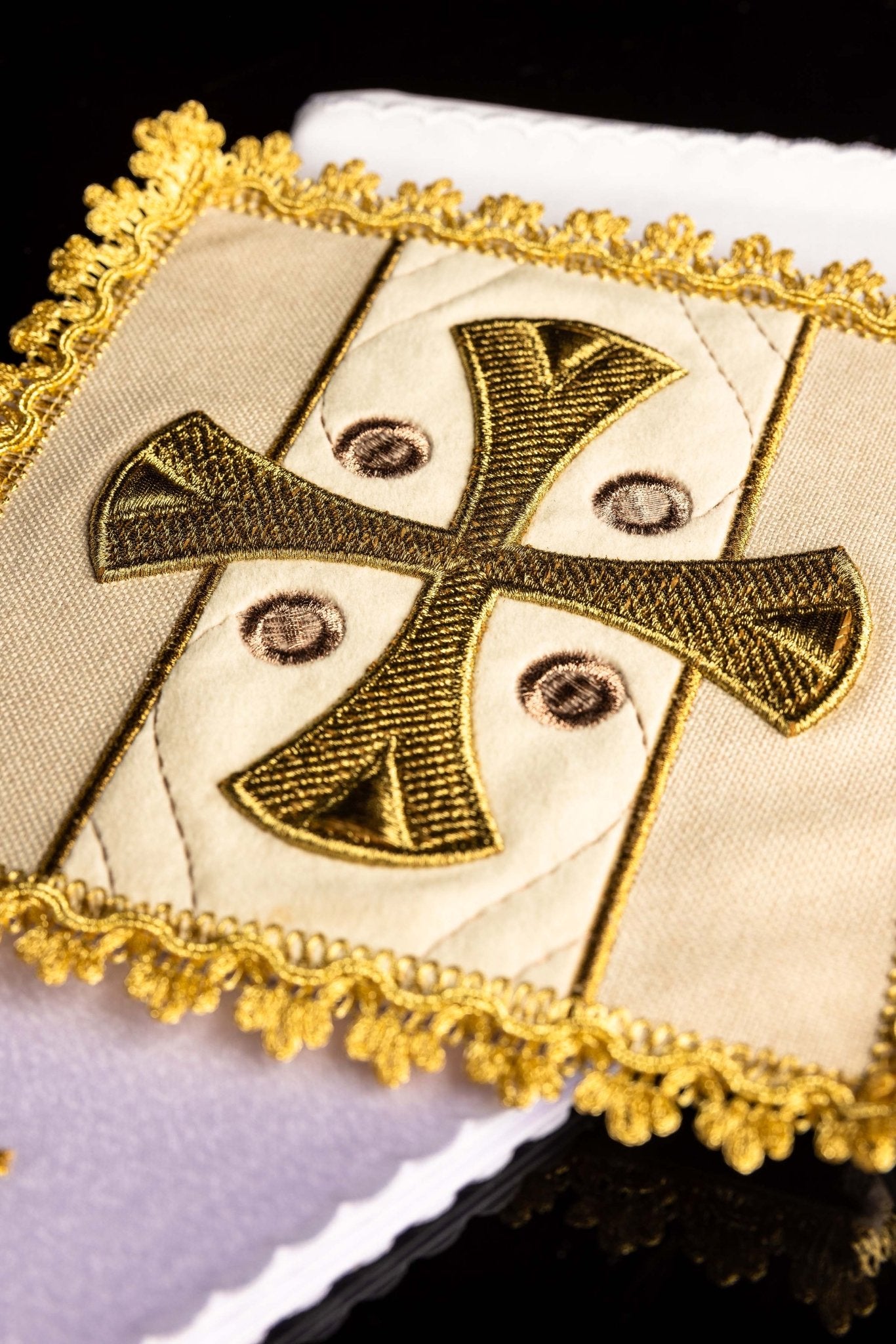 Liturgical chalice linens ecru embroidered on velvet S-5568/05 - CHASUBLES.COM