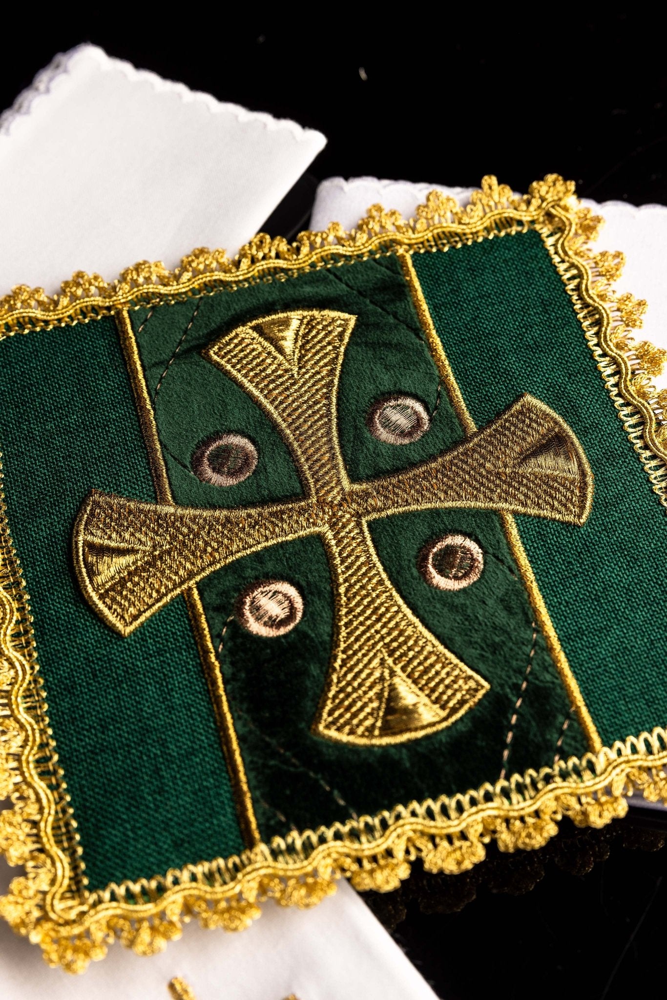Liturgical chalice linens green embroidered on velvet S-5568/01 - CHASUBLES.COM