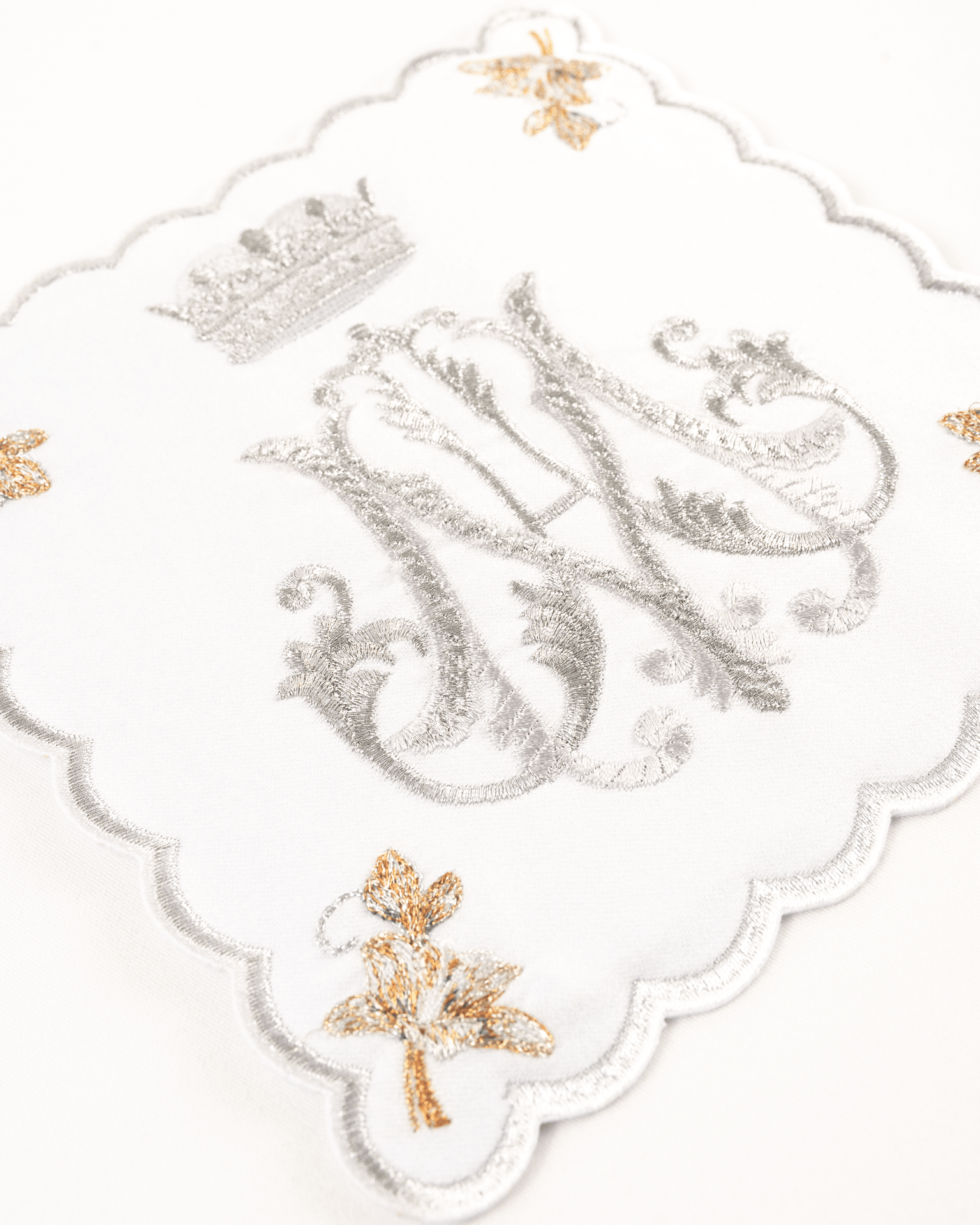 Liturgical chalice linens set with embroidered Marian motif KDT/5044/04 BIAŁY - CHASUBLES.COM