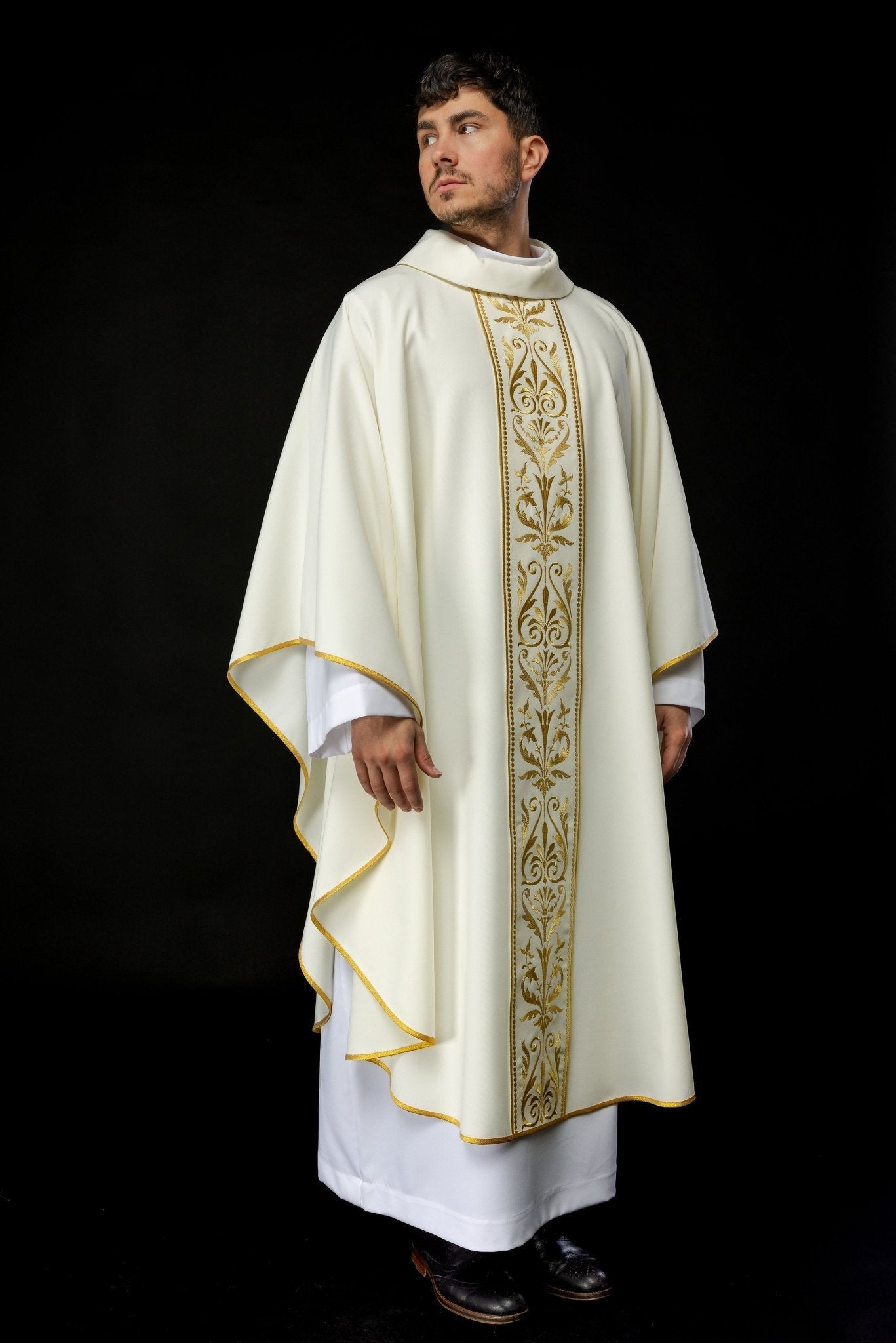 Liturgical chasuble with an embroidered belt in ecru KOR/008/05/01 ECRU - HAFTINAUSA.COM