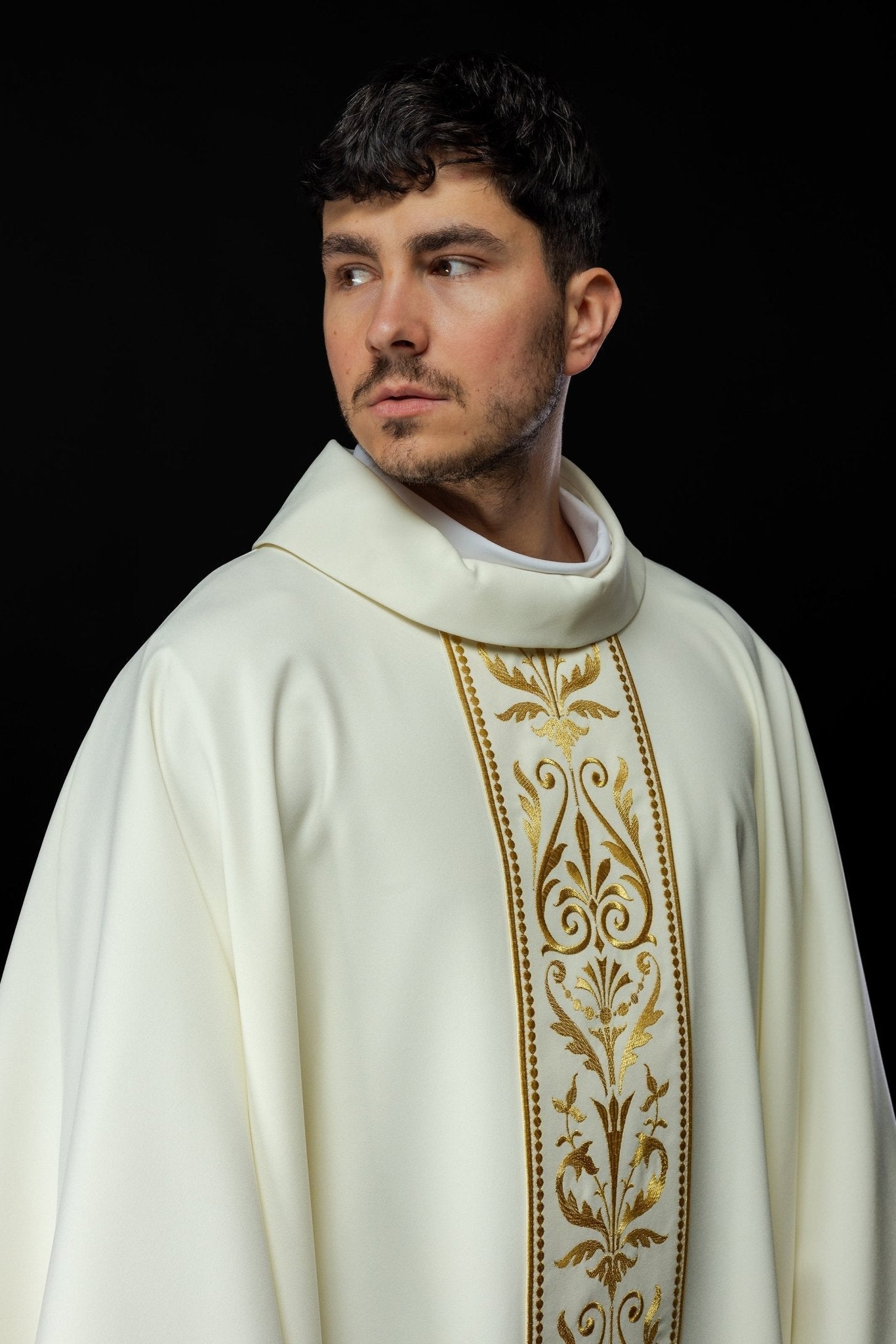 Liturgical chasuble with an embroidered belt in ecru KOR/008/05/01 ECRU - HAFTINAUSA.COM