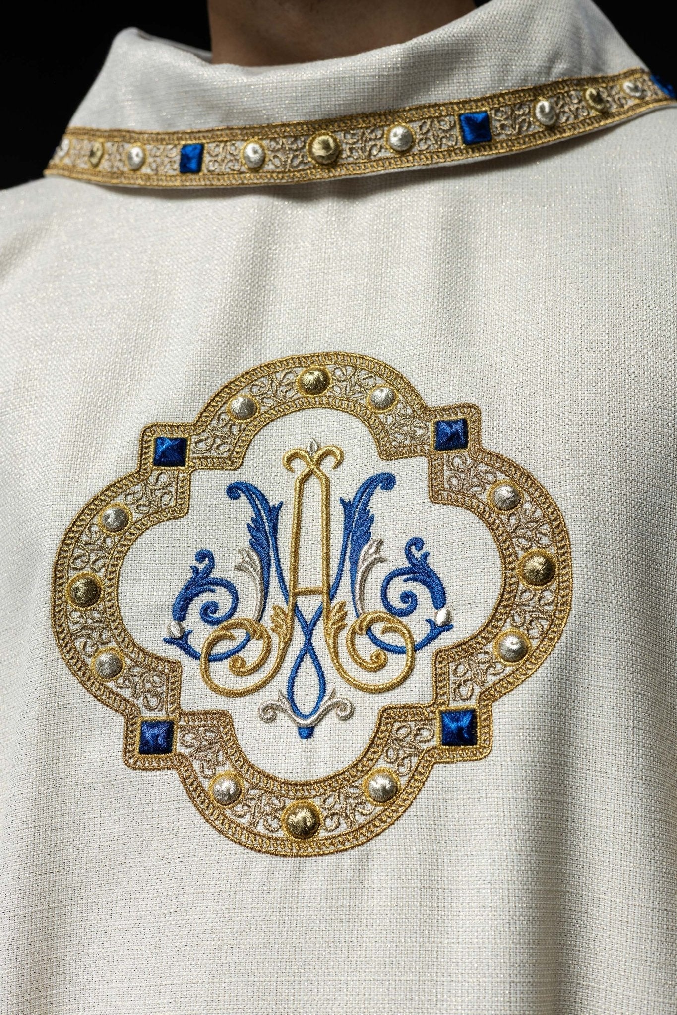 Liturgical chasuble with embroidered Marian emblem S - 7074 - 05 - 71 - HAFTINAUSA.COM