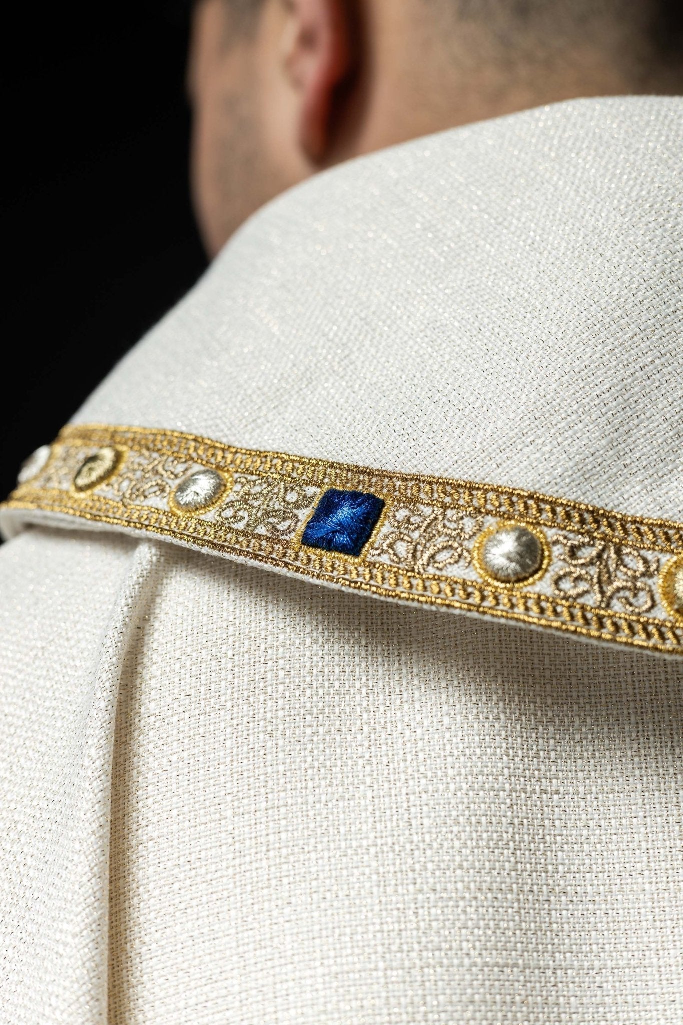 Liturgical chasuble with embroidered Marian emblem S - 7074 - 05 - 71 - HAFTINAUSA.COM