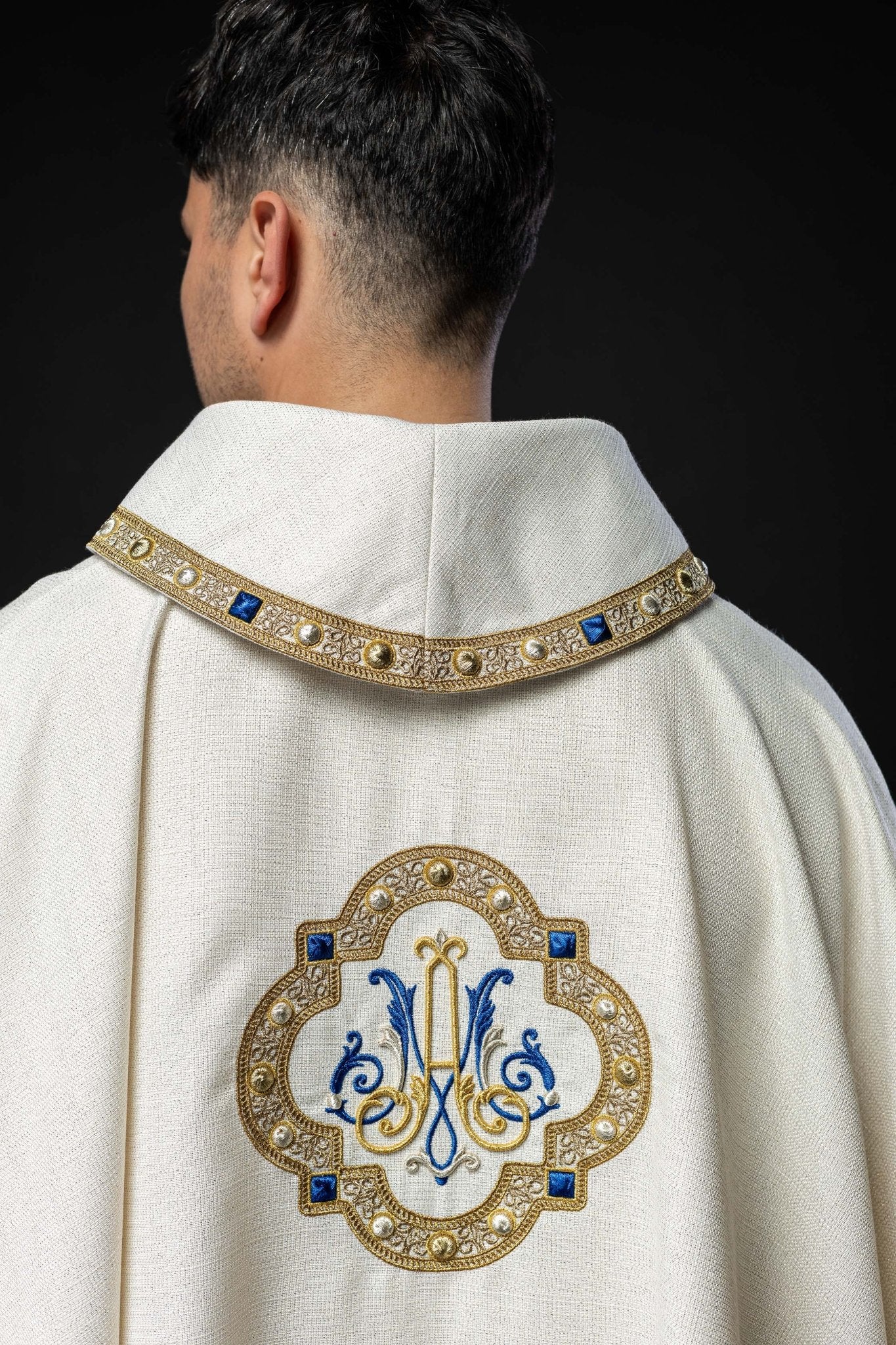 Liturgical chasuble with embroidered Marian emblem S - 7074 - 05 - 71 - HAFTINAUSA.COM