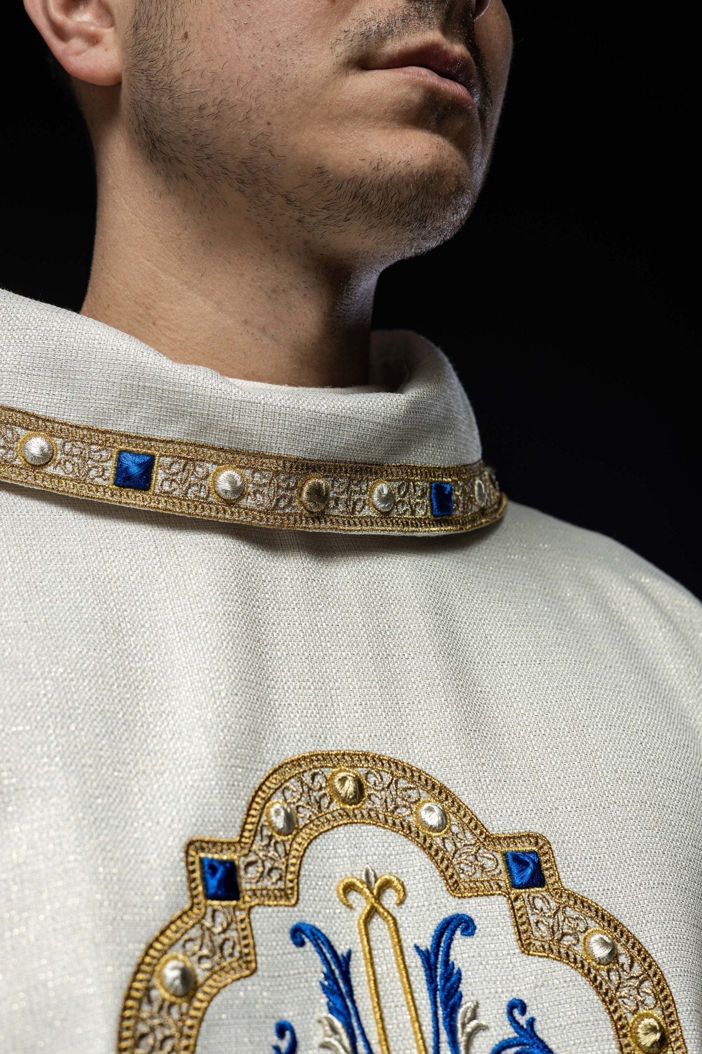 Liturgical chasuble with embroidered Marian emblem S - 7074 - 05 - 71 - HAFTINAUSA.COM