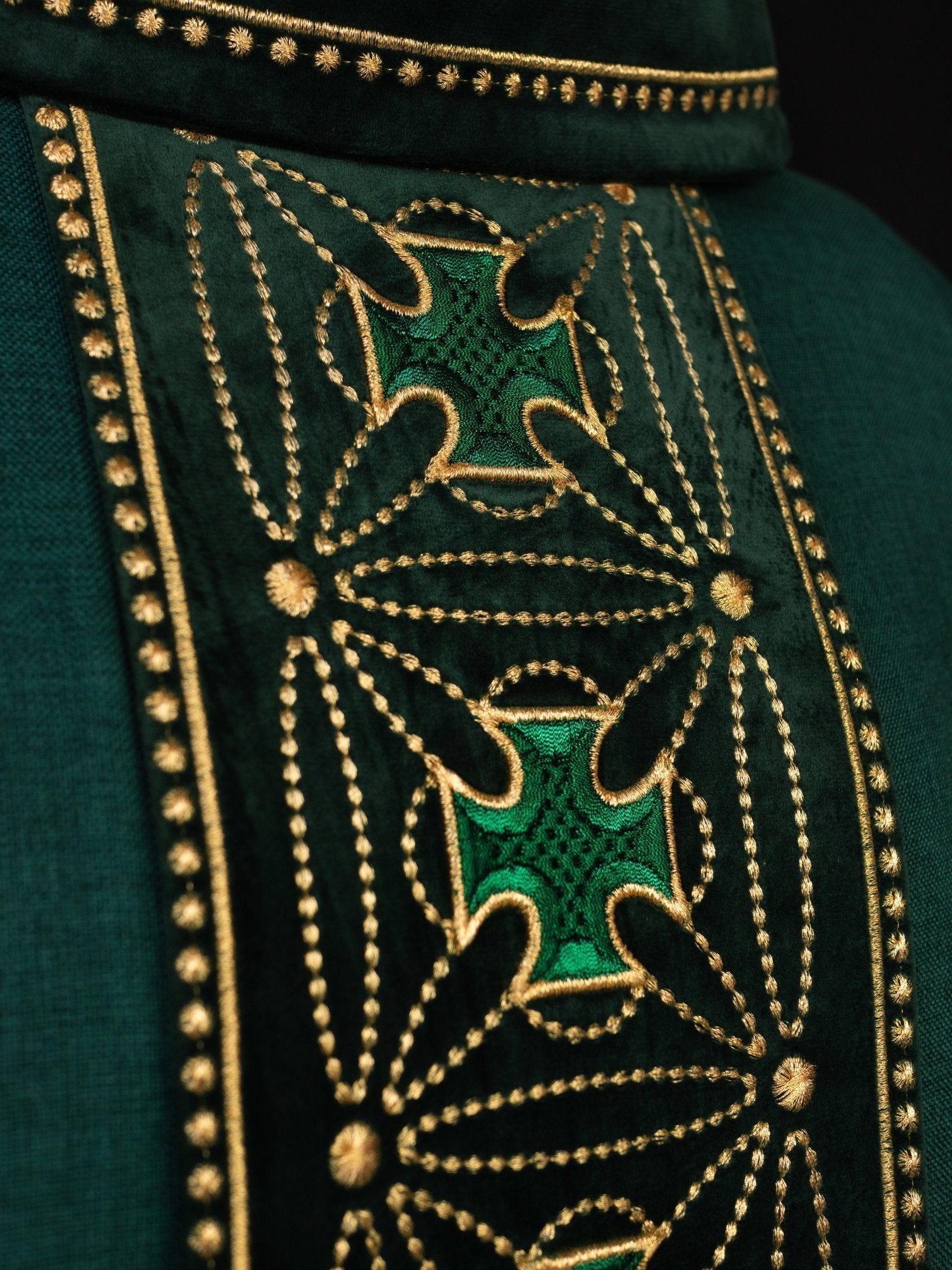 Liturgical chasuble with richly decorated belt with crosses in green color S - 7071 - 01 - 70 - HAFTINAUSA.COM