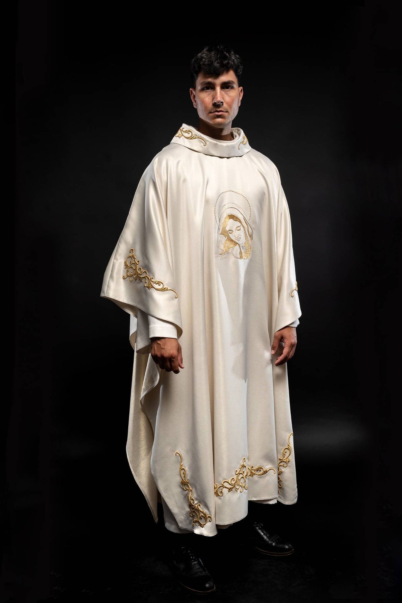 Liturgical chasuble with the image of Our Lady hugging the baby Jesus S-7055-05-54 - CHASUBLES.COM