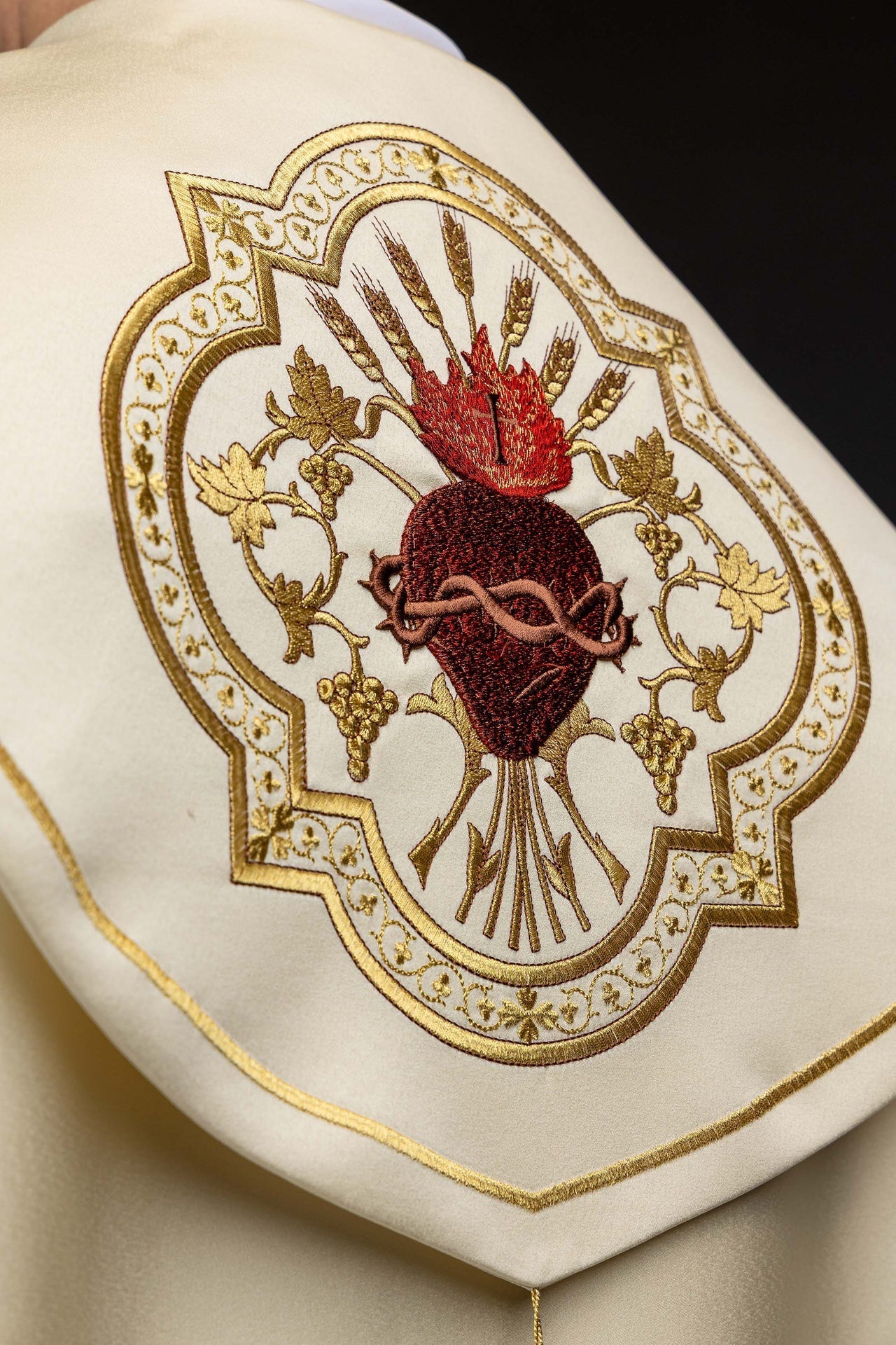 Liturgical cope with embroidery of the Sacred Heart of Jesus KKP/025/05/20 145cm - CHASUBLES.COM