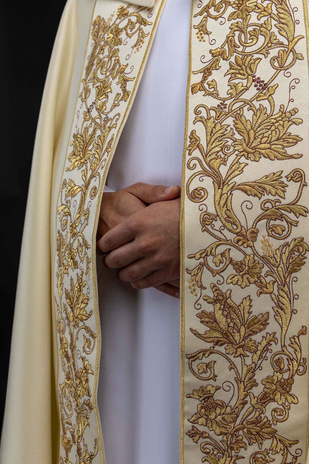Liturgical cope with embroidery of the Sacred Heart of Jesus KKP/025/05/20 145cm - CHASUBLES.COM