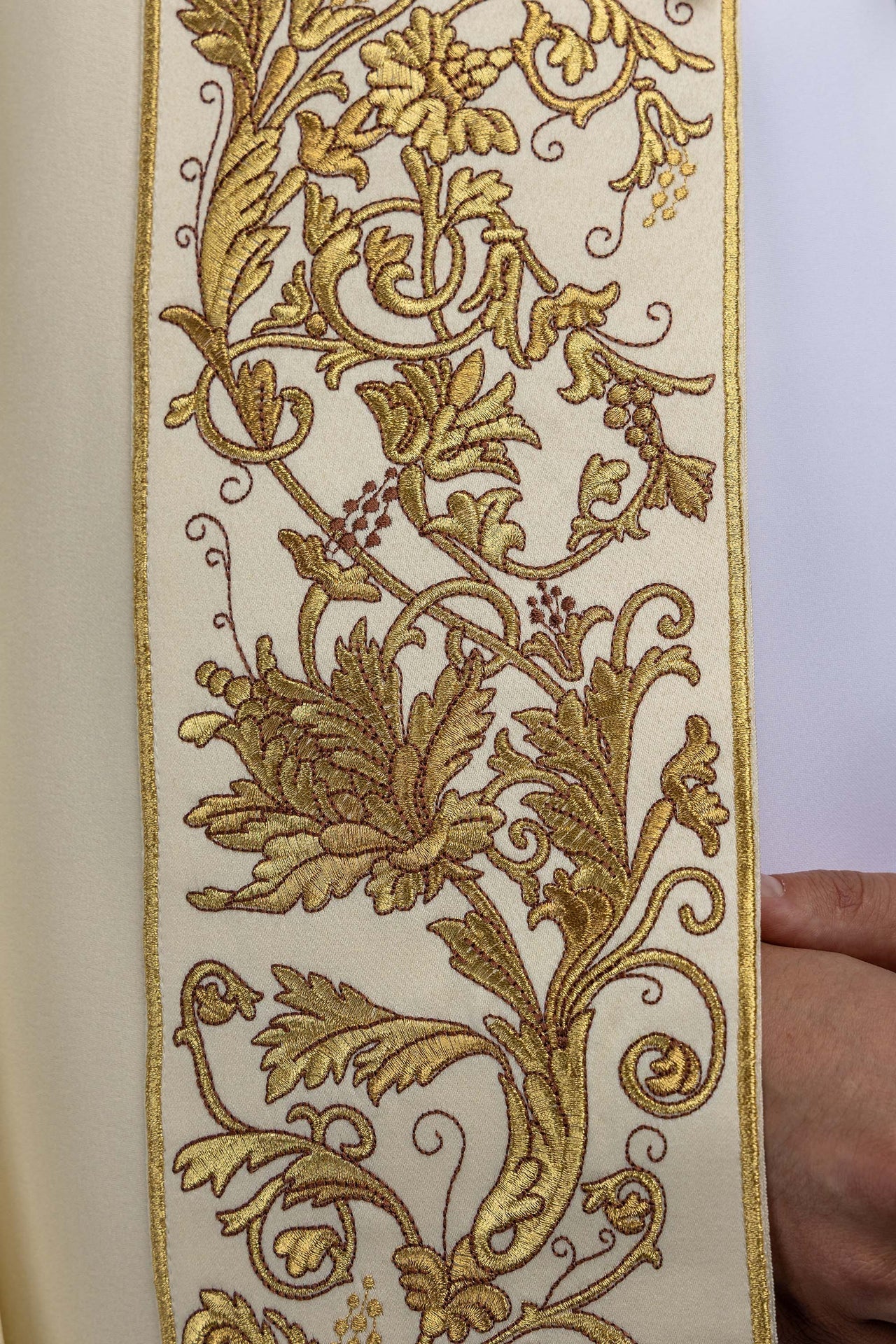 Liturgical cope with embroidery of the Sacred Heart of Jesus KKP/025/05/20 145cm - CHASUBLES.COM