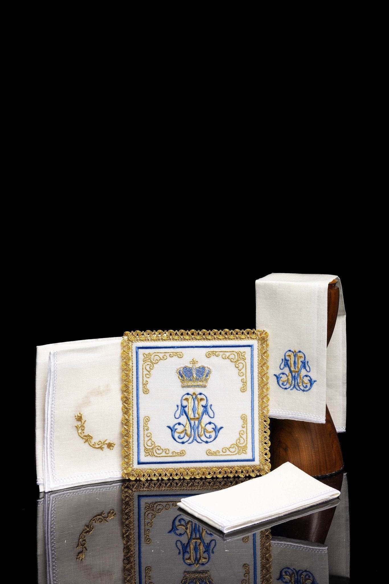 Marian altar linens set S-5017 - CHASUBLES.COM