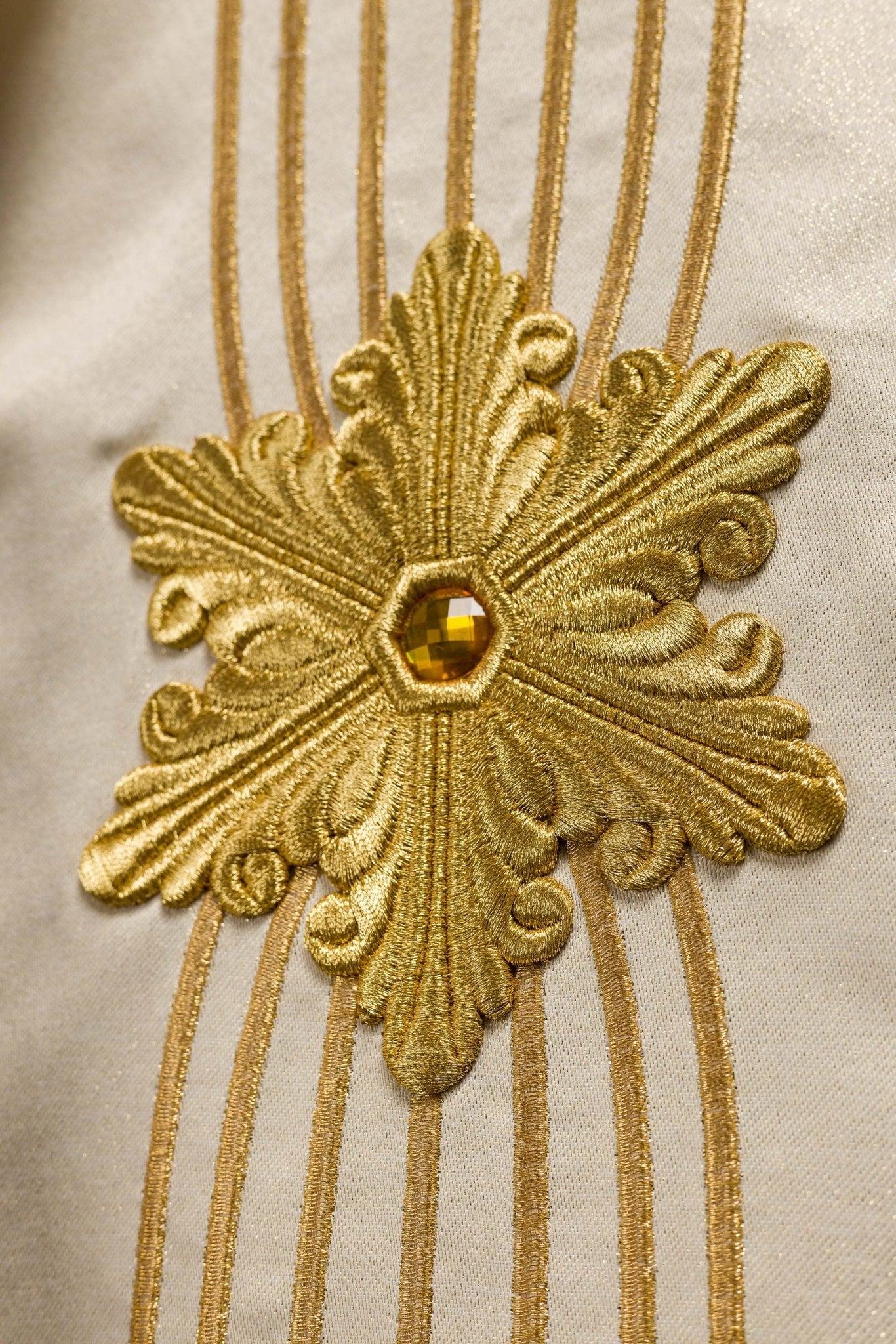Marian chasuble made of gold glittery texture LE/7025/05 - HAFTINAUSA.COM