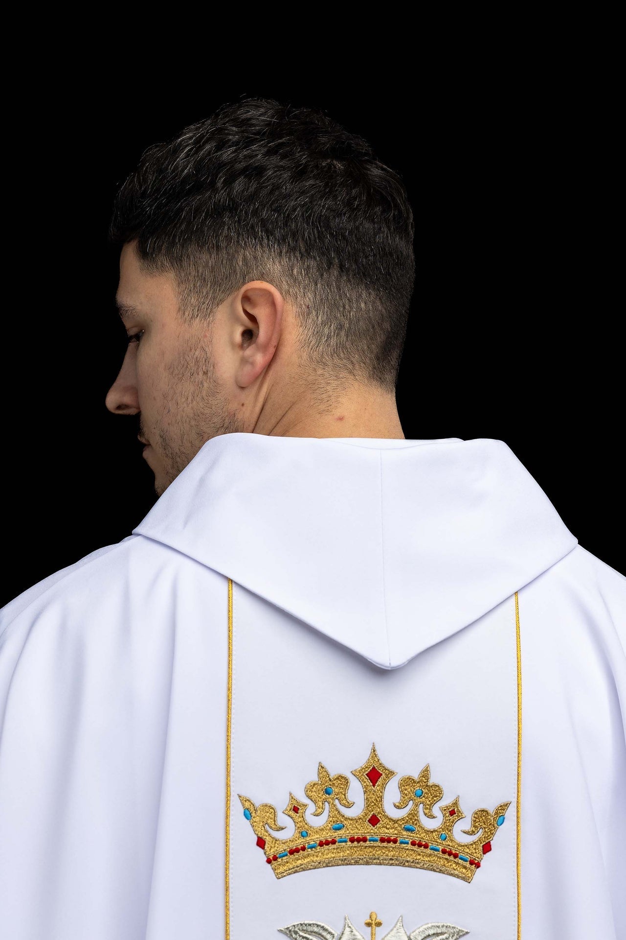 Marian embroidered liturgical chasuble with a crown in white KOR/058/04/01 - CHASUBLES.COM