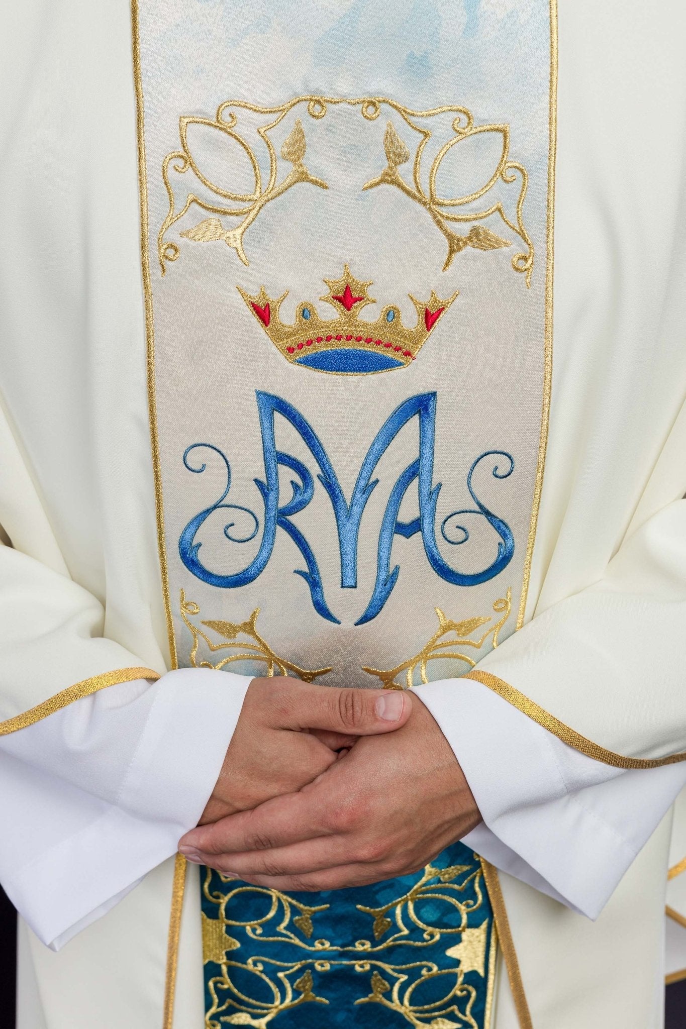 Marian liturgical chasuble with an embroidered and sublimated belt in ecru HA7015 - 05 ECRU - HAFTINAUSA.COM