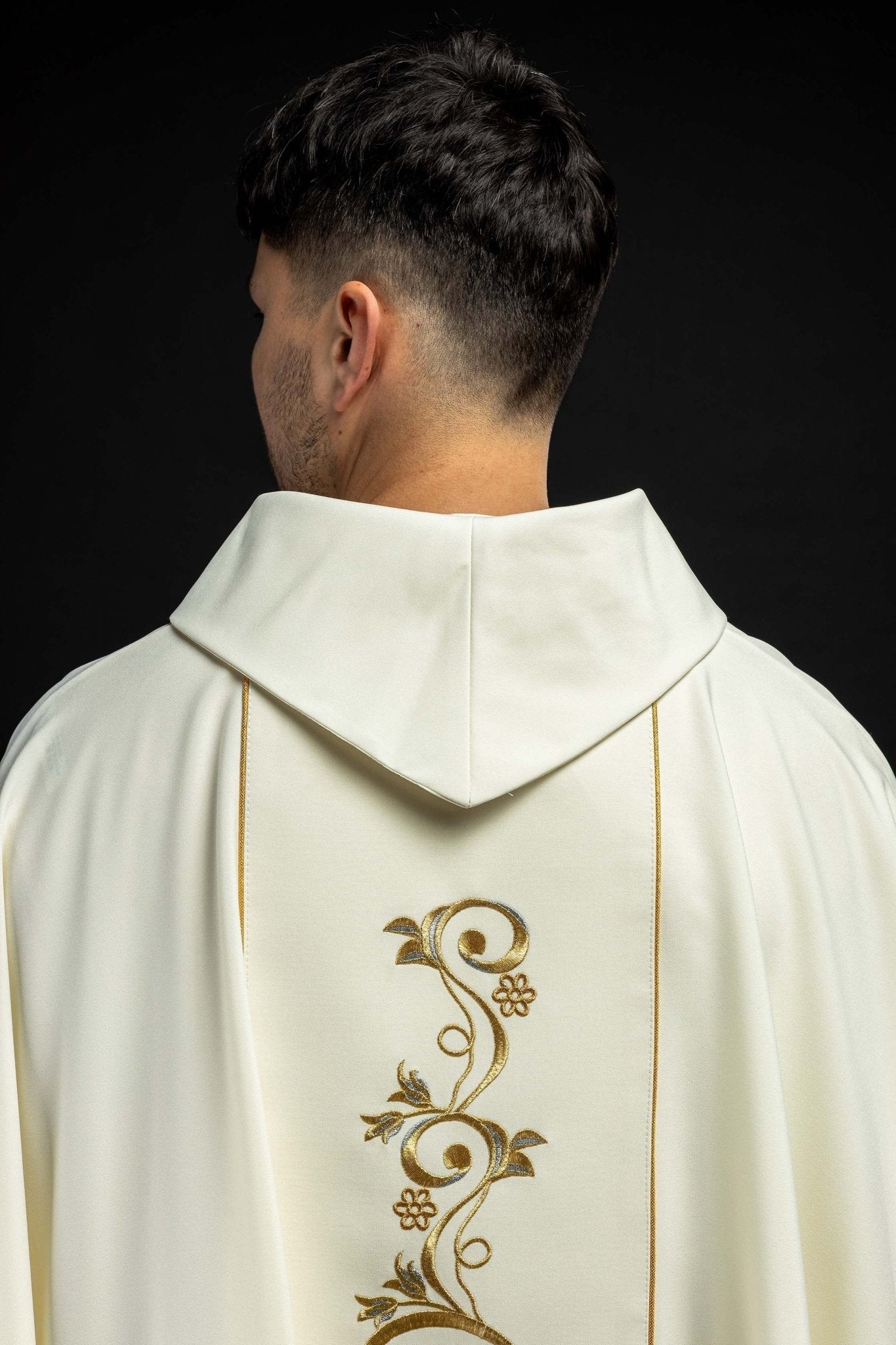 Marian liturgical chasuble with an embroidered belt in ecru KOR/072/05/01 ECRU - HAFTINAUSA.COM