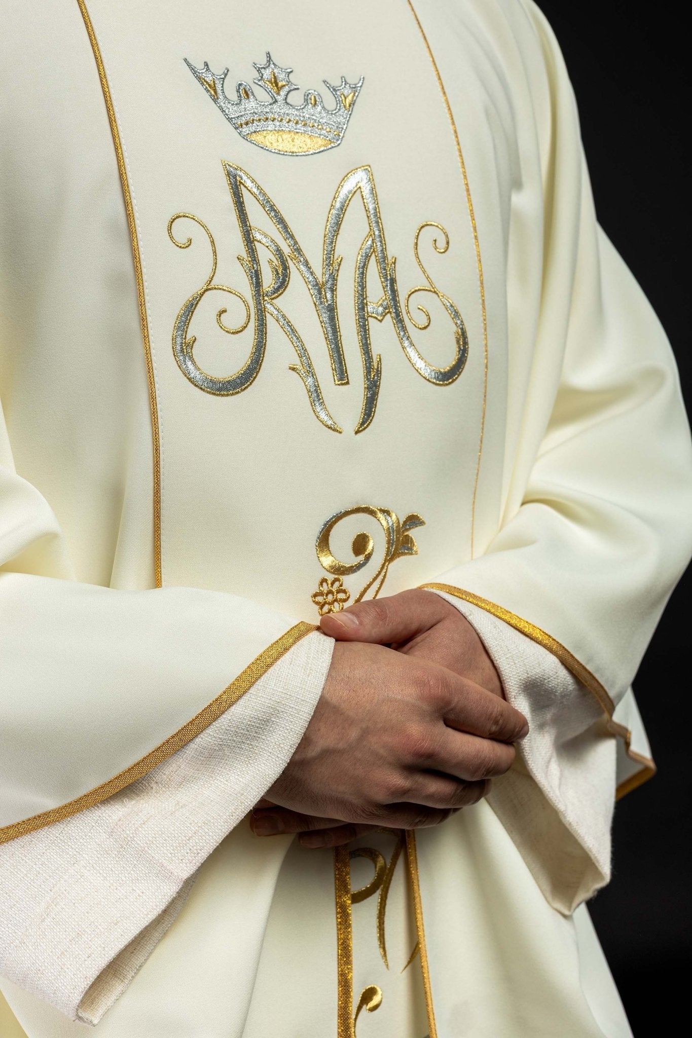 Marian liturgical chasuble with an embroidered belt in ecru KOR/072/05/01 ECRU - HAFTINAUSA.COM