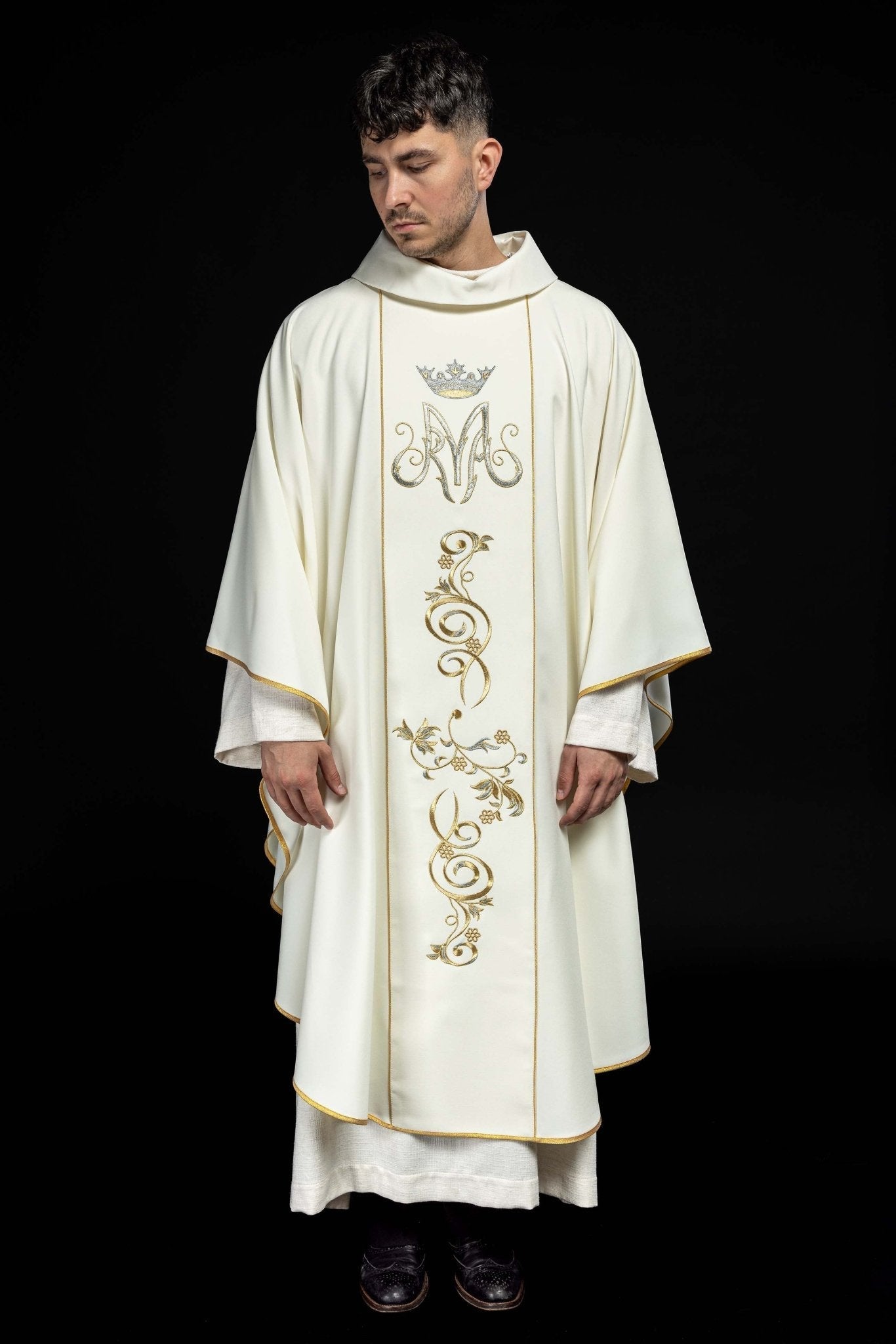 Marian liturgical chasuble with an embroidered belt in ecru KOR/072/05/01 ECRU - HAFTINAUSA.COM