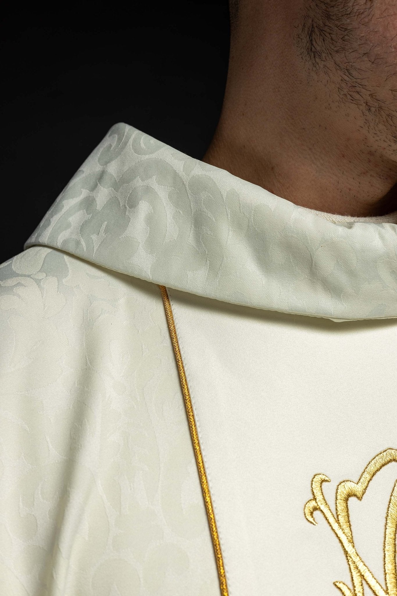 Marian liturgical chasuble with embroidered lilie S - 7058 - 05 - 81 - HAFTINAUSA.COM