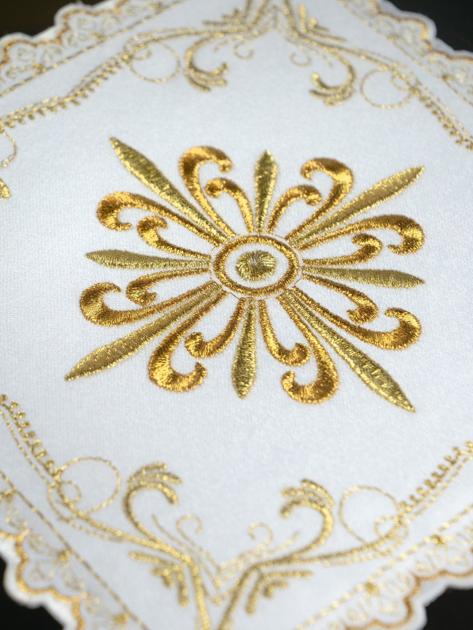 Mass altar linen set with golden cross motif with decorative embroidery S - 5554 - HAFTINAUSA.COM