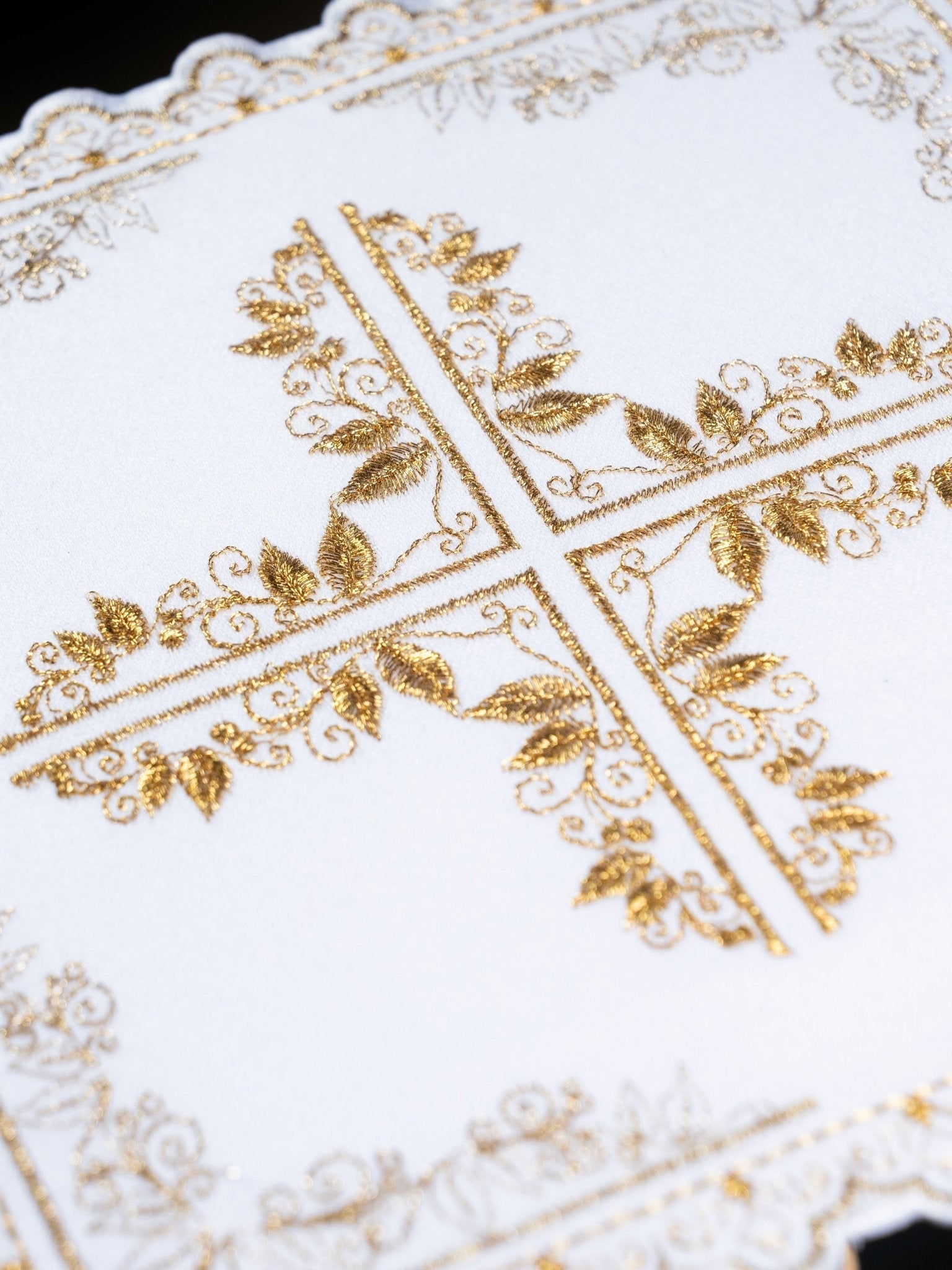 Mass linen set with cross motif framed by floral embroidery S - 5551 - HAFTINAUSA.COM