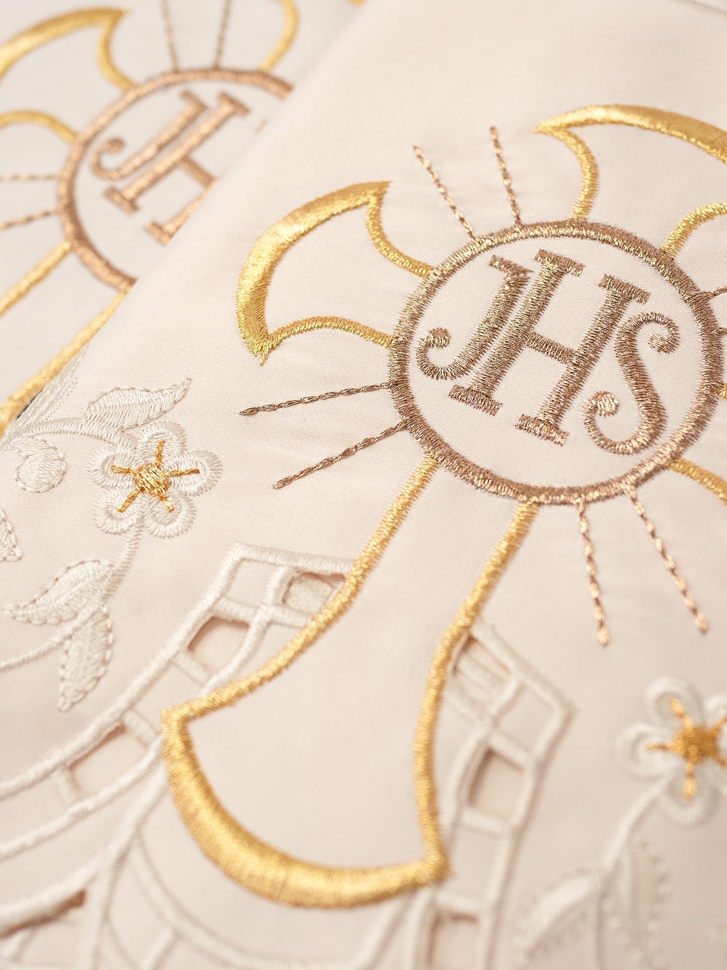 Metric with front embroidery IHS Cross ecru KOM/055/05 22cm 3,5m - HAFTINAUSA.COM