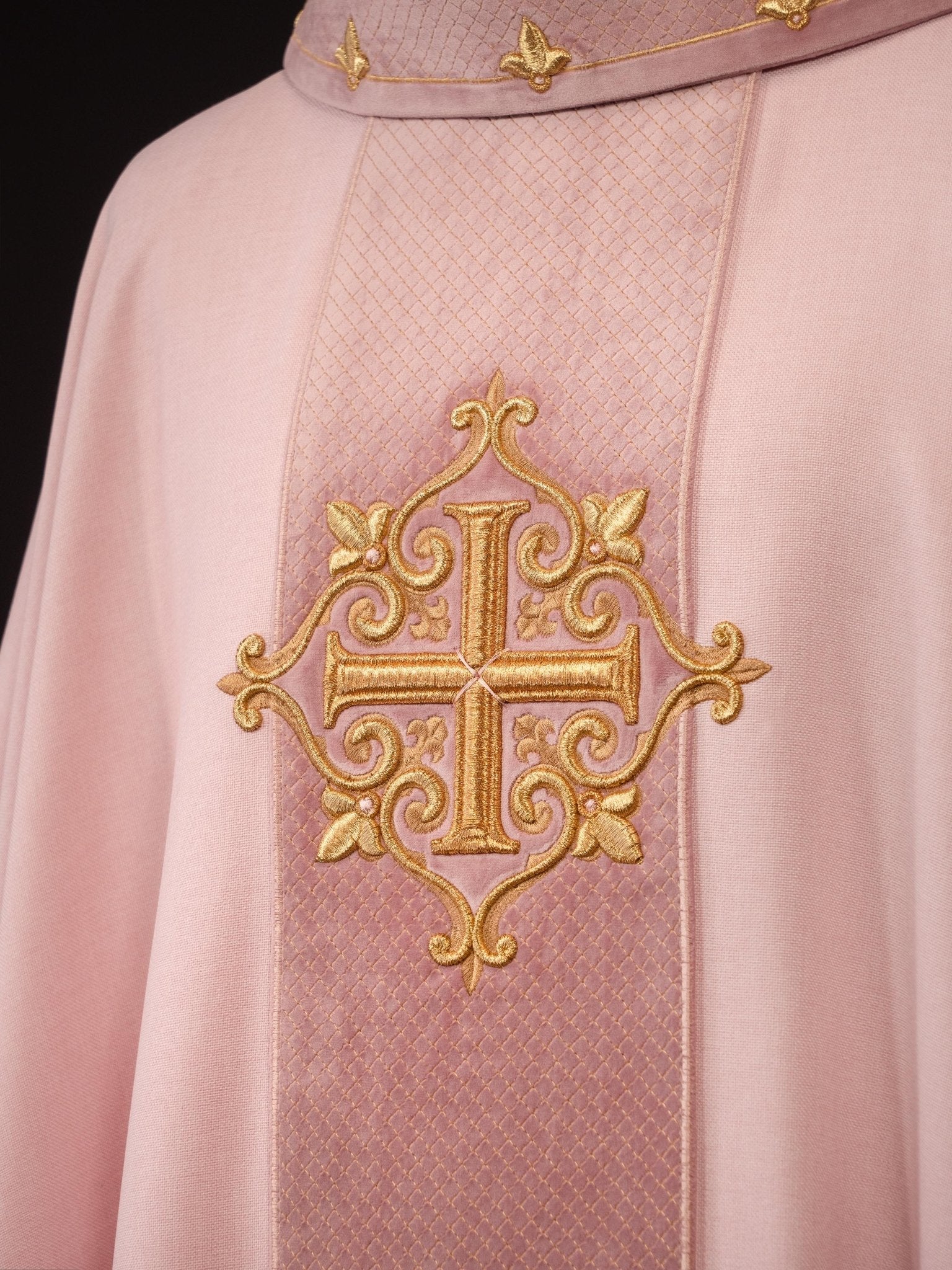 Pink Chasuble with Embroidered Cross Symbol LE/7029/08 - HAFTINAUSA.COM