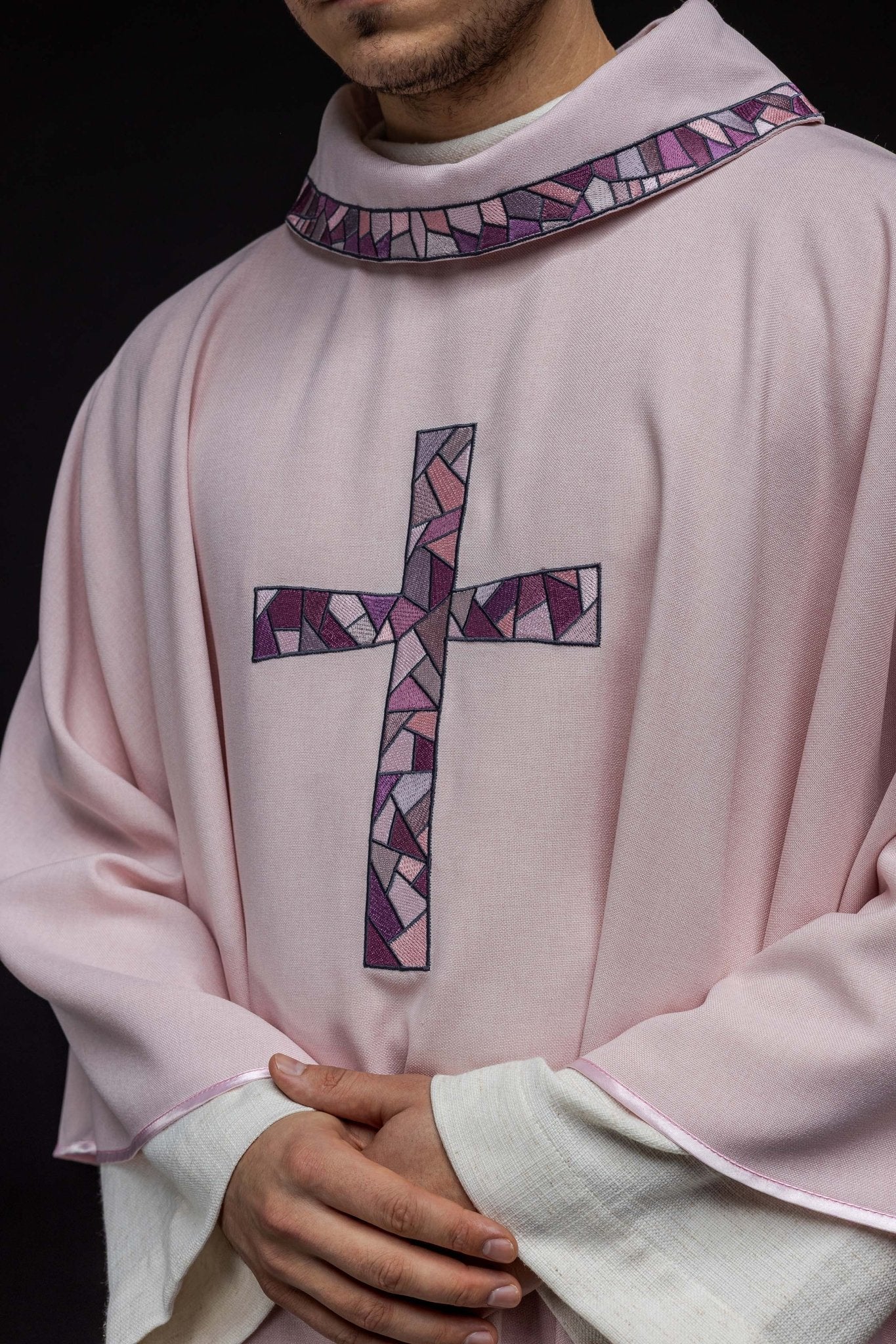 Pink embroidered chasuble with mosaic cross KOR/257/08/70 - HAFTINAUSA.COM