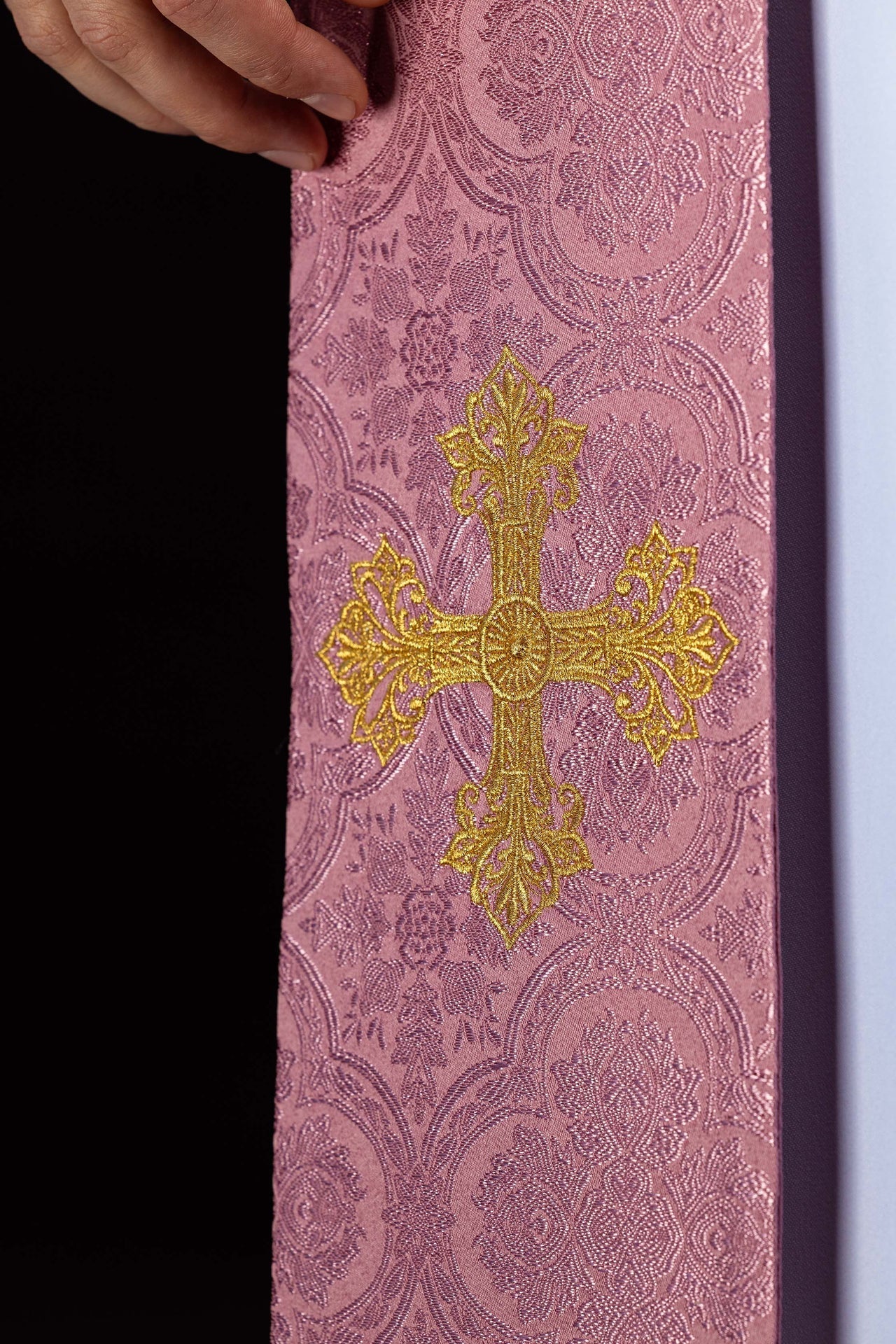 Pink jacquard stole embroidered with a cross motif KST/967/08/11 - CHASUBLES.COM