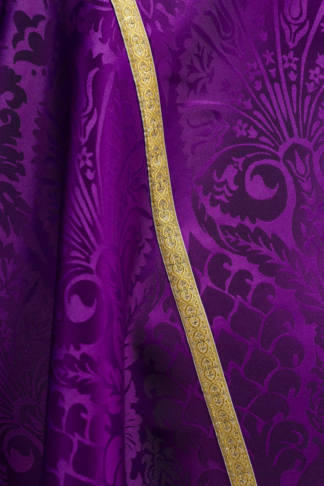 Plain Purple Roman Cope Made of Jacquard Fabric KKP/159/03/83 145cm - CHASUBLES.COM