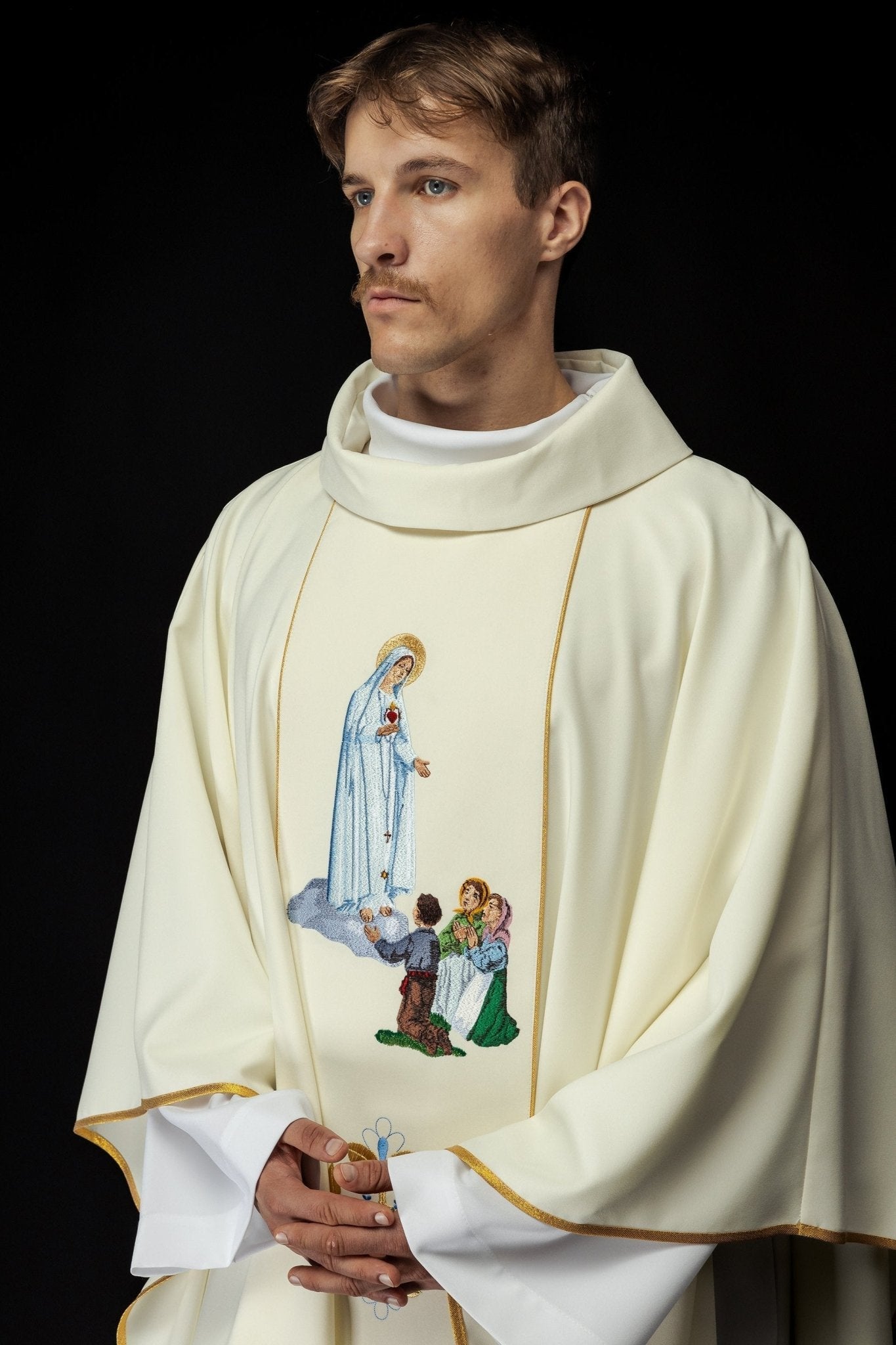 Priest chasuble in ivory with the image of Our Lady of Fatima KOW2/002/05/01 - HAFTINAUSA.COM