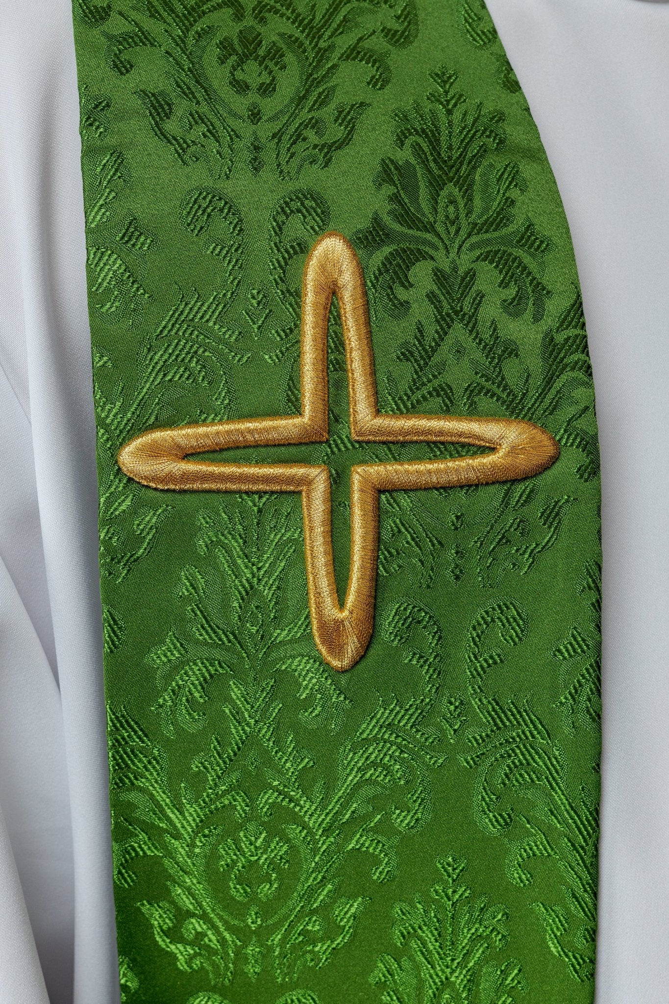 Priest stole in green made of jacquard texture S - 2054 - 01 - 67 - HAFTINAUSA.COM