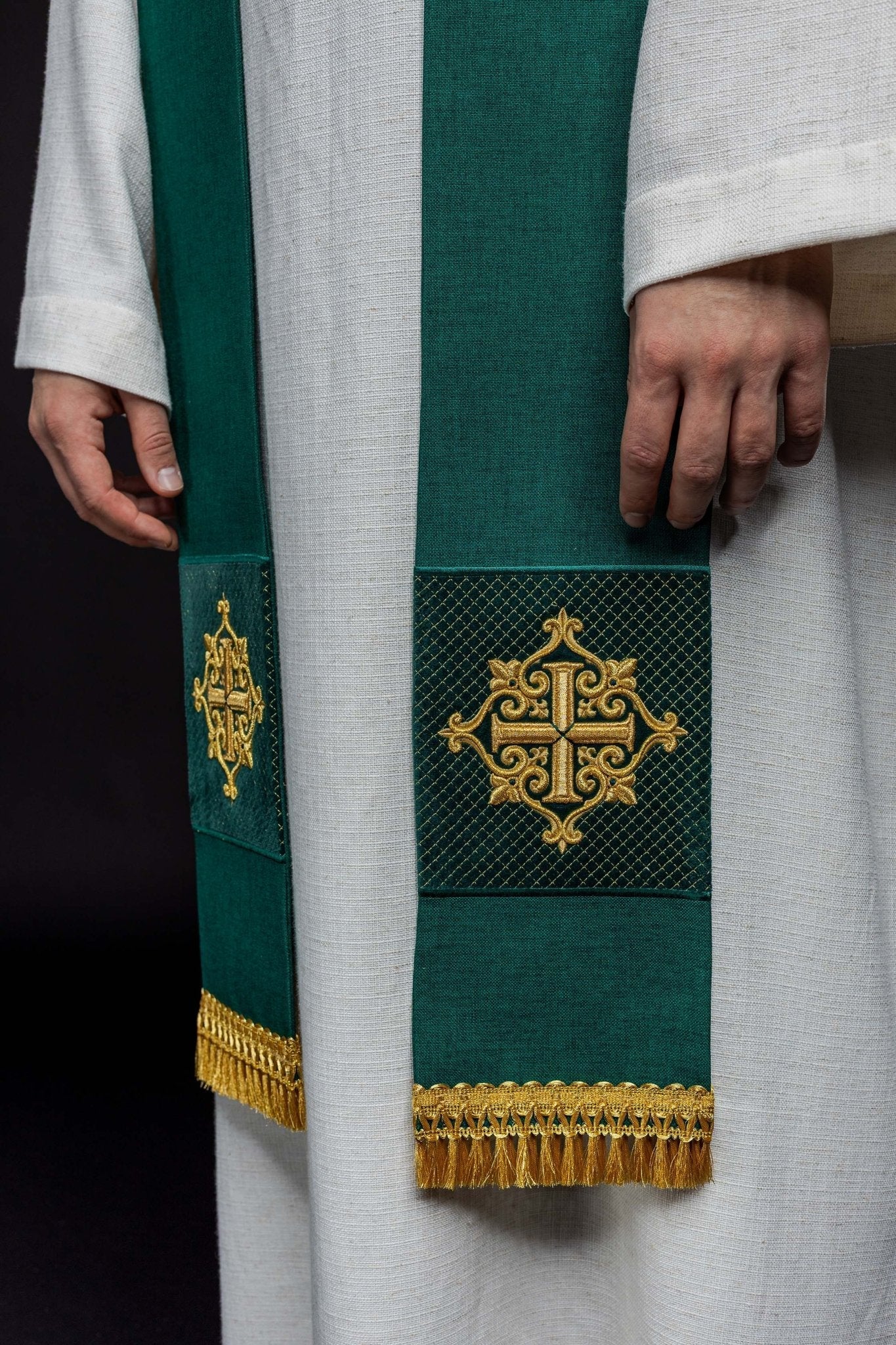 Priests stole made of green velvet LE/2029/01 - HAFTINAUSA.COM
