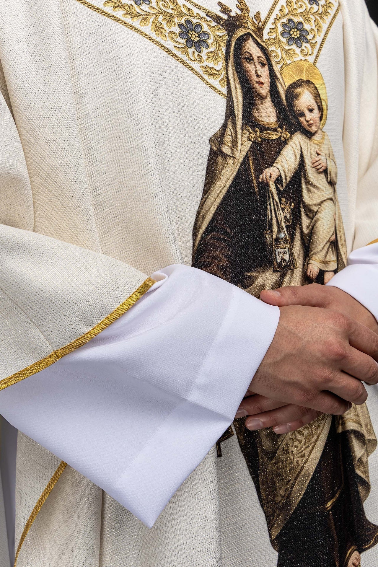 Printed chasuble with the image of Our Lady of Mount Carmel KOD/7004/05/40 - CHASUBLES.COM