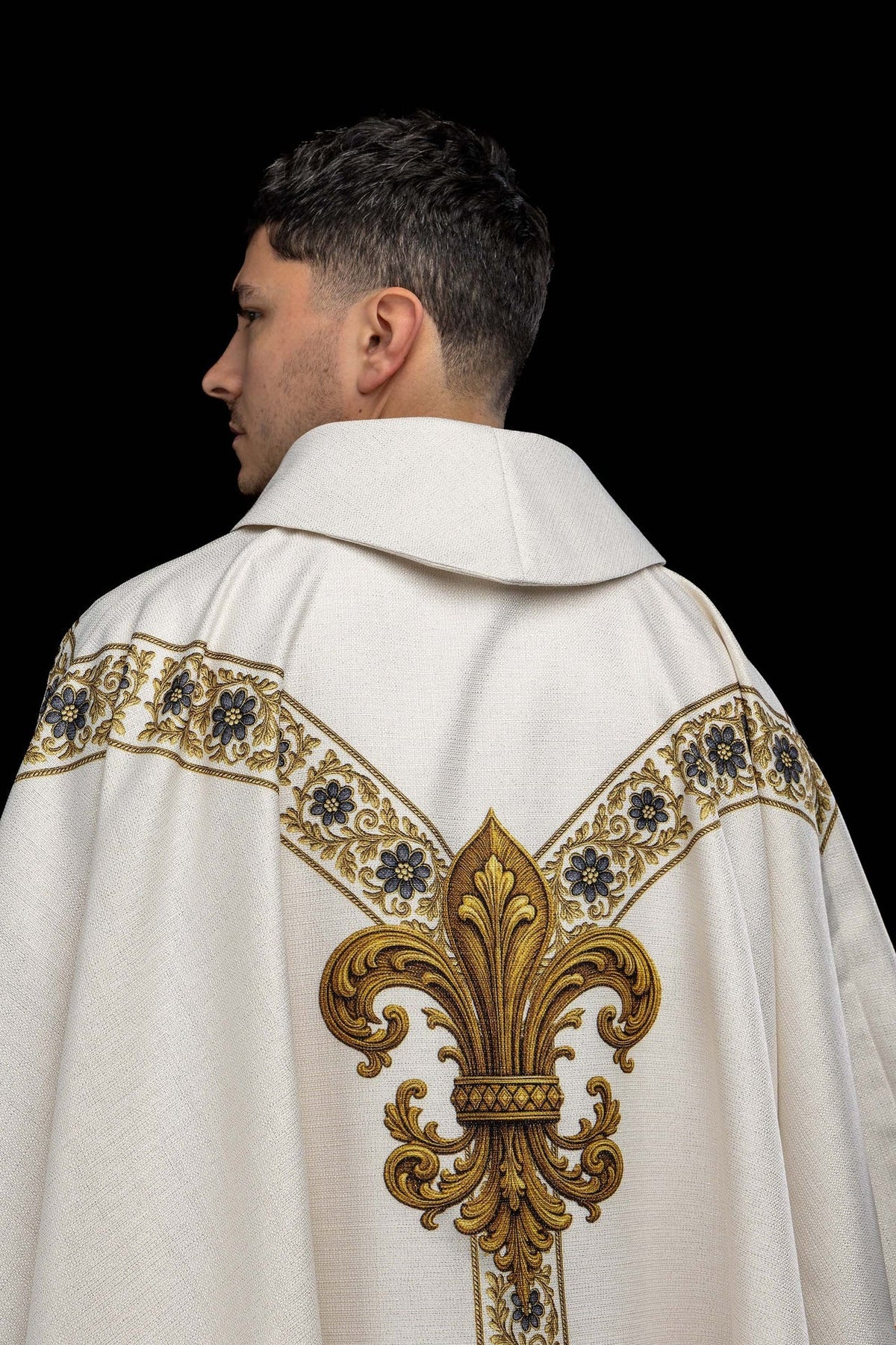 Back view of the ecru chasuble with floral band and large gold fleur-de-lis